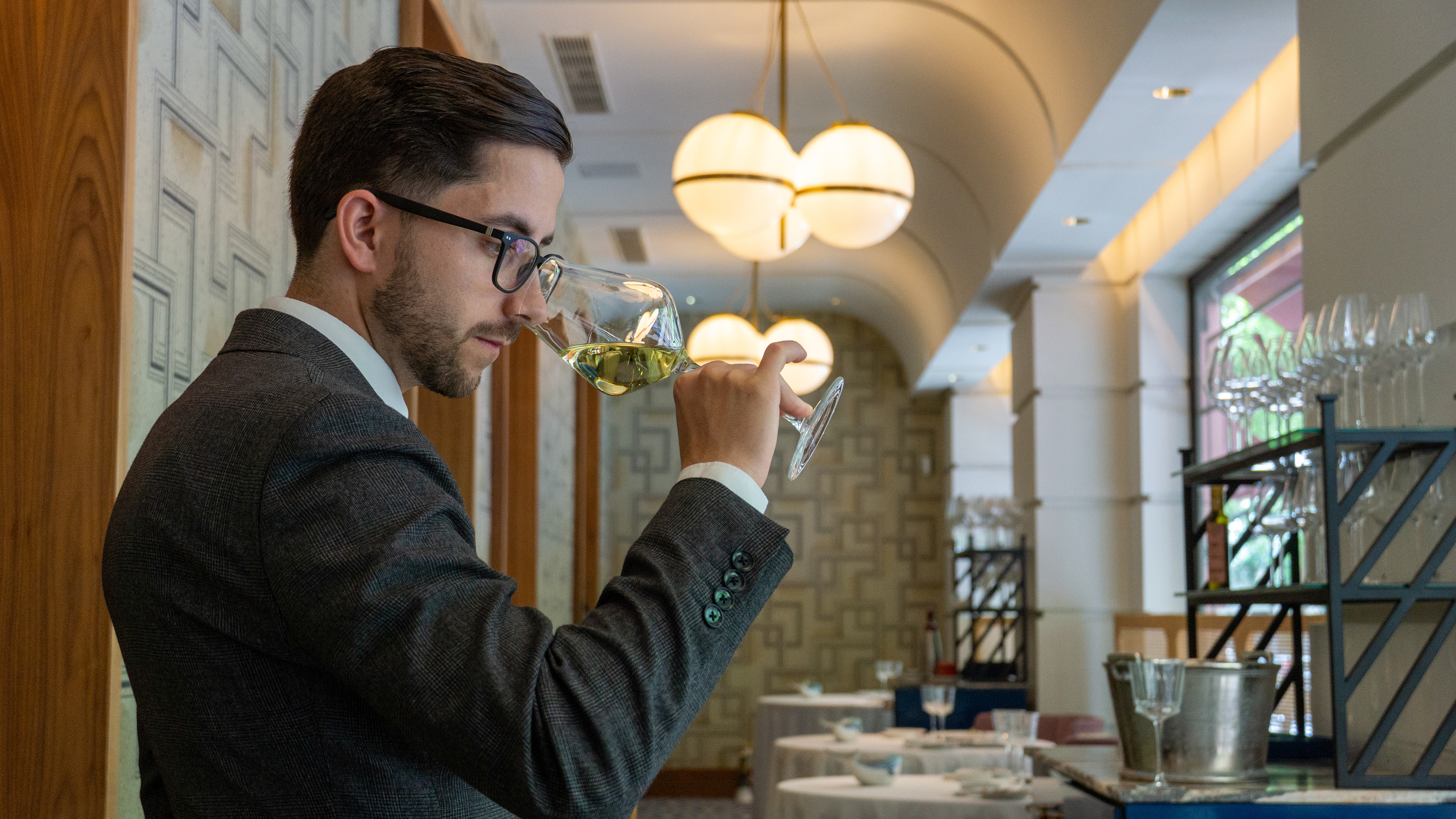 El sommelier Sandro Muñoz catando el vino