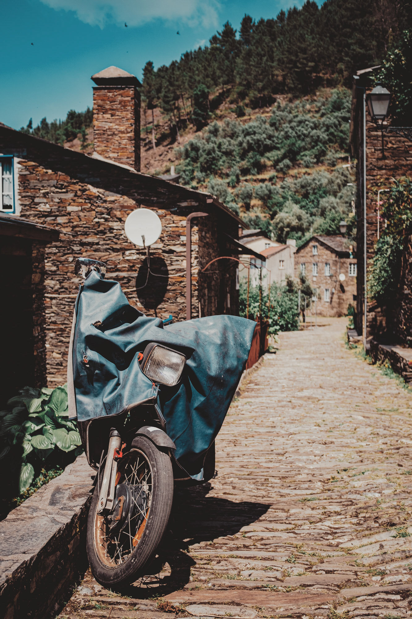 [Fujifilm X100f] Old Moto - Piódão (July 2018)