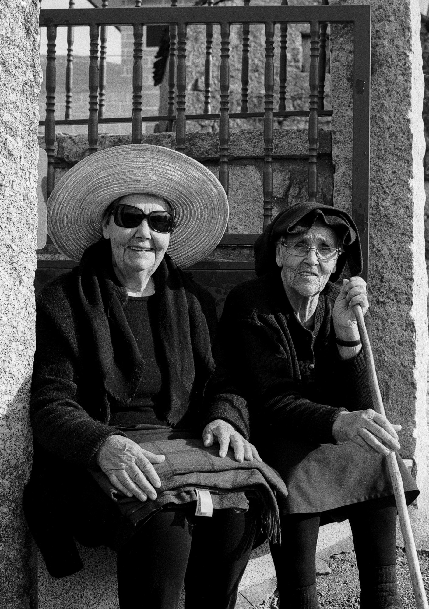 [Pentax K1000, Ilford HP5+] Maria &amp; Irene - Murgido (January 2021)