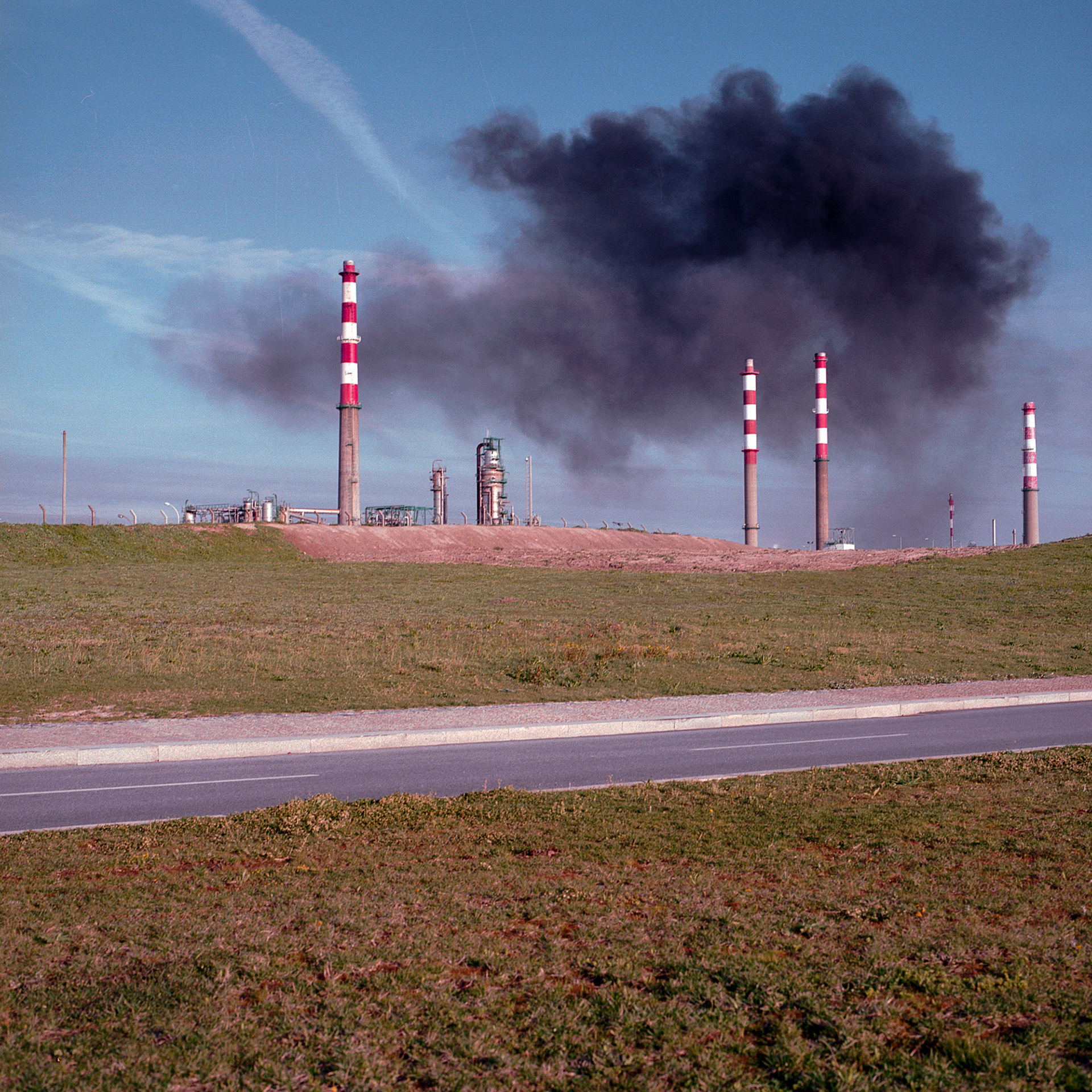[Hasselblad 500c, Fujicolor Reala 100] Petrogal - Leça da Palmeira (2010-2011)