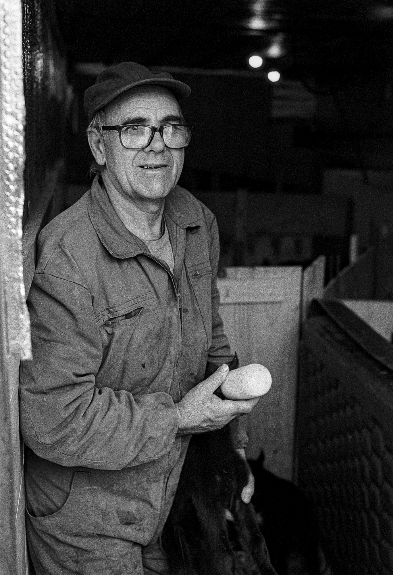 [Pentax K1000, Ilford HP5+] António Feeding a Kid - Murgido (January 2021)