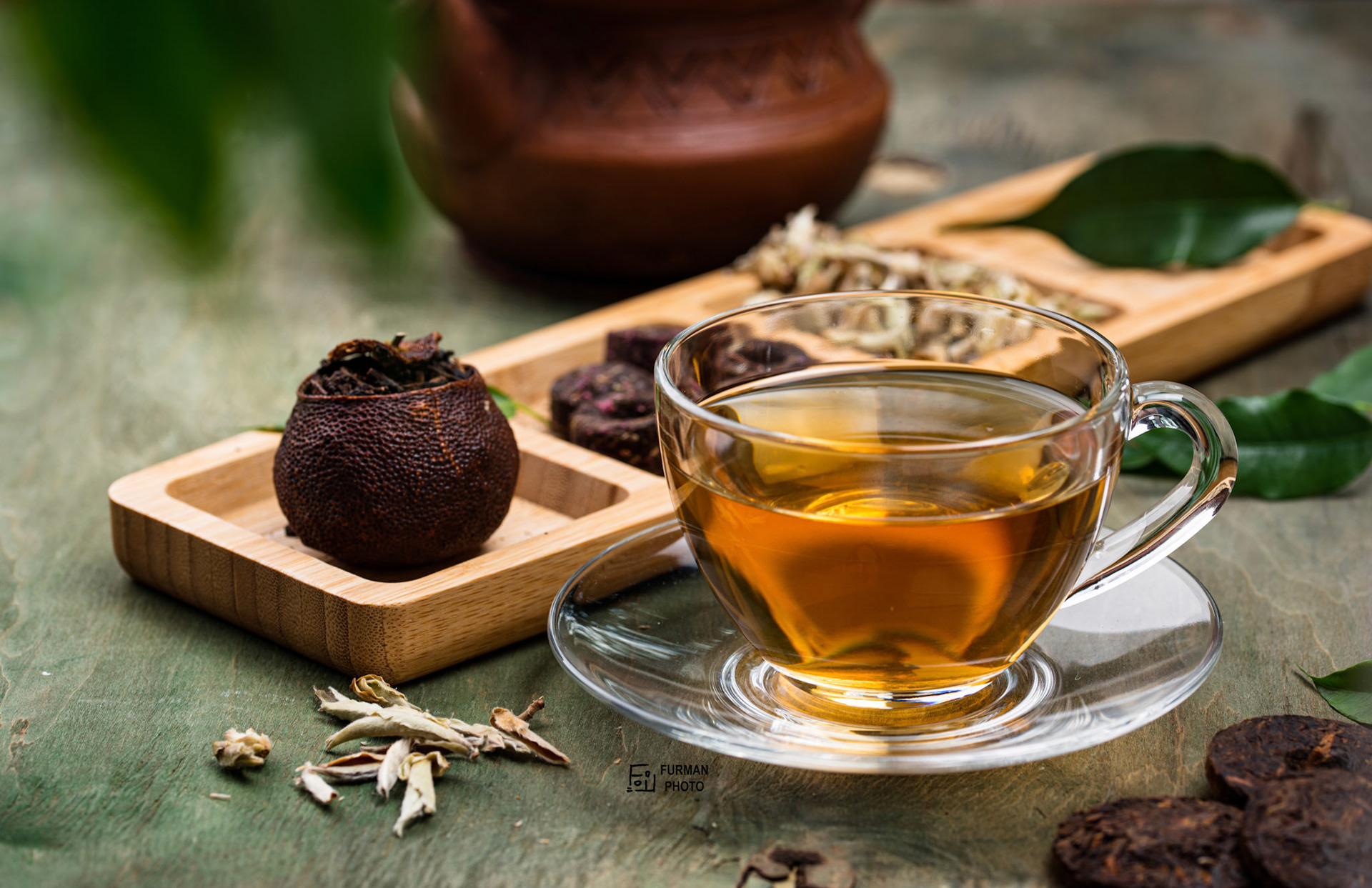 Different pressed Chinese pu-erh tea and shu pu'er in tangerine