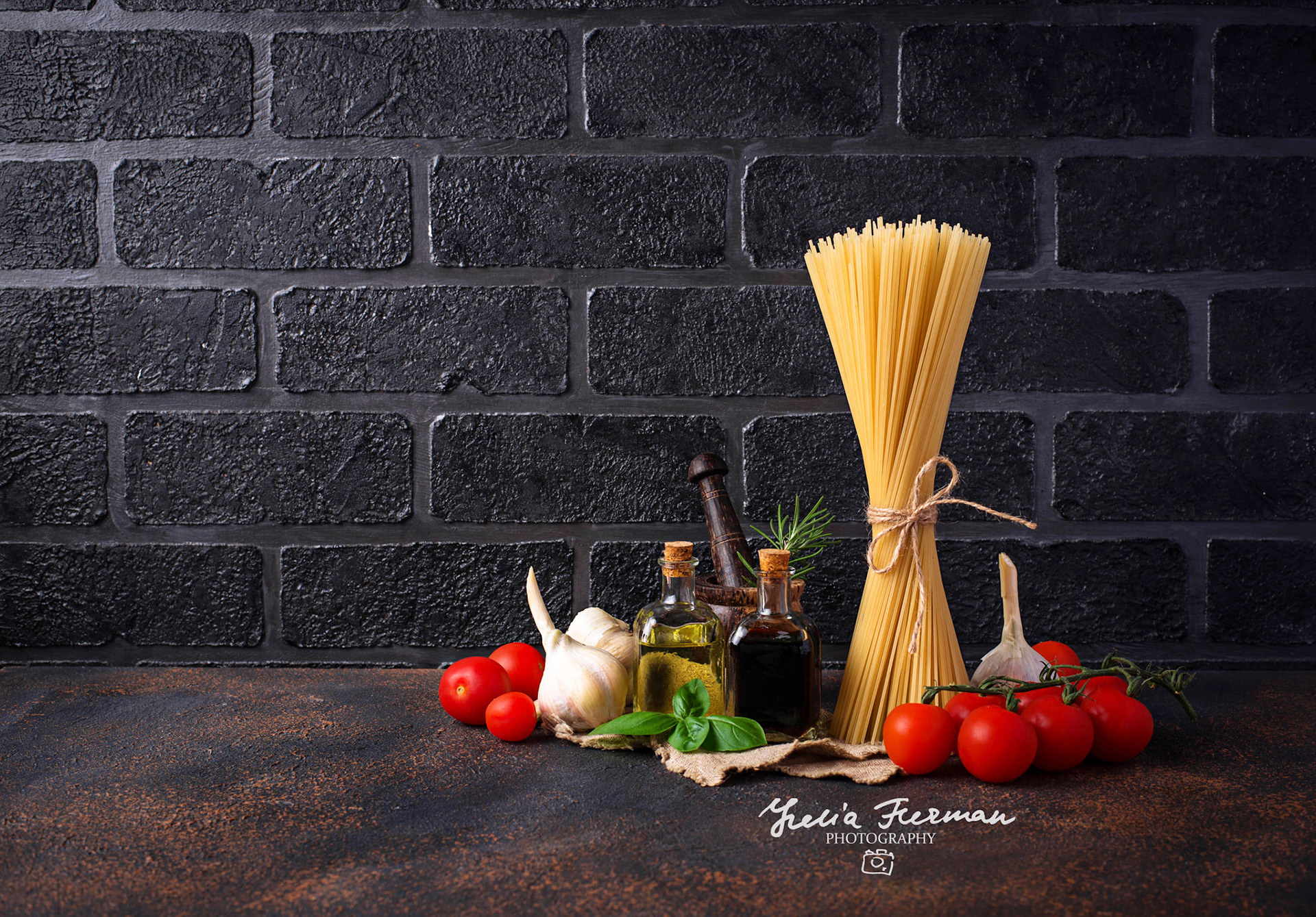 Spaghetti pasta, tomatoes, olive oil and balsamic vinegar.  Italian food concept.