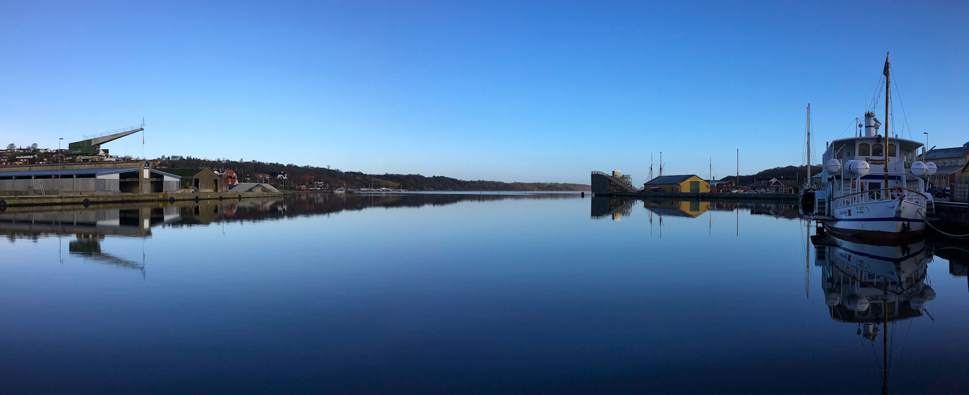 Hobro havn en smuk vinter eftermiddag, hvor Svanen spejler sig i havnebassinet.