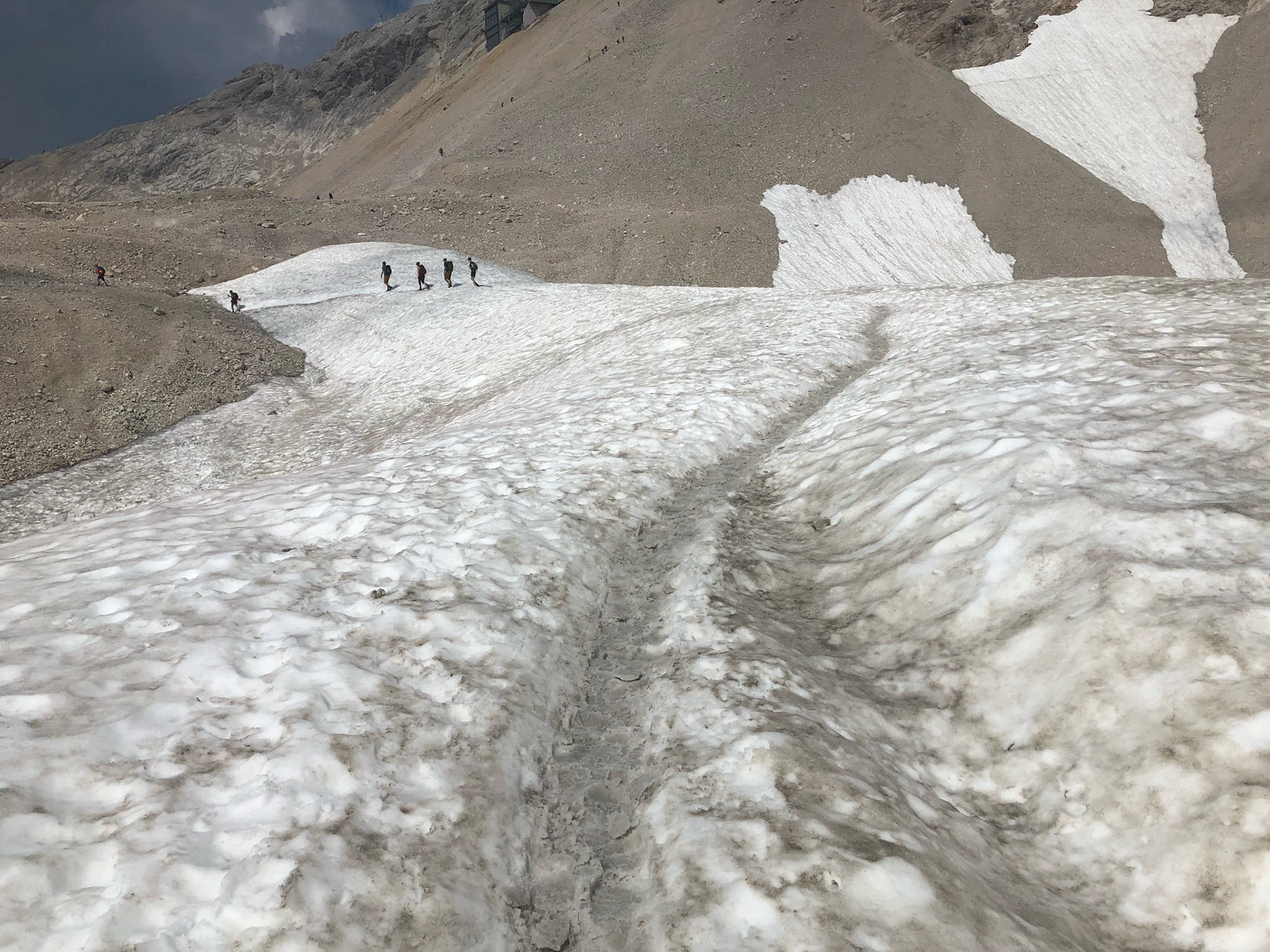 Duch den Schnee in kurzen Hosen