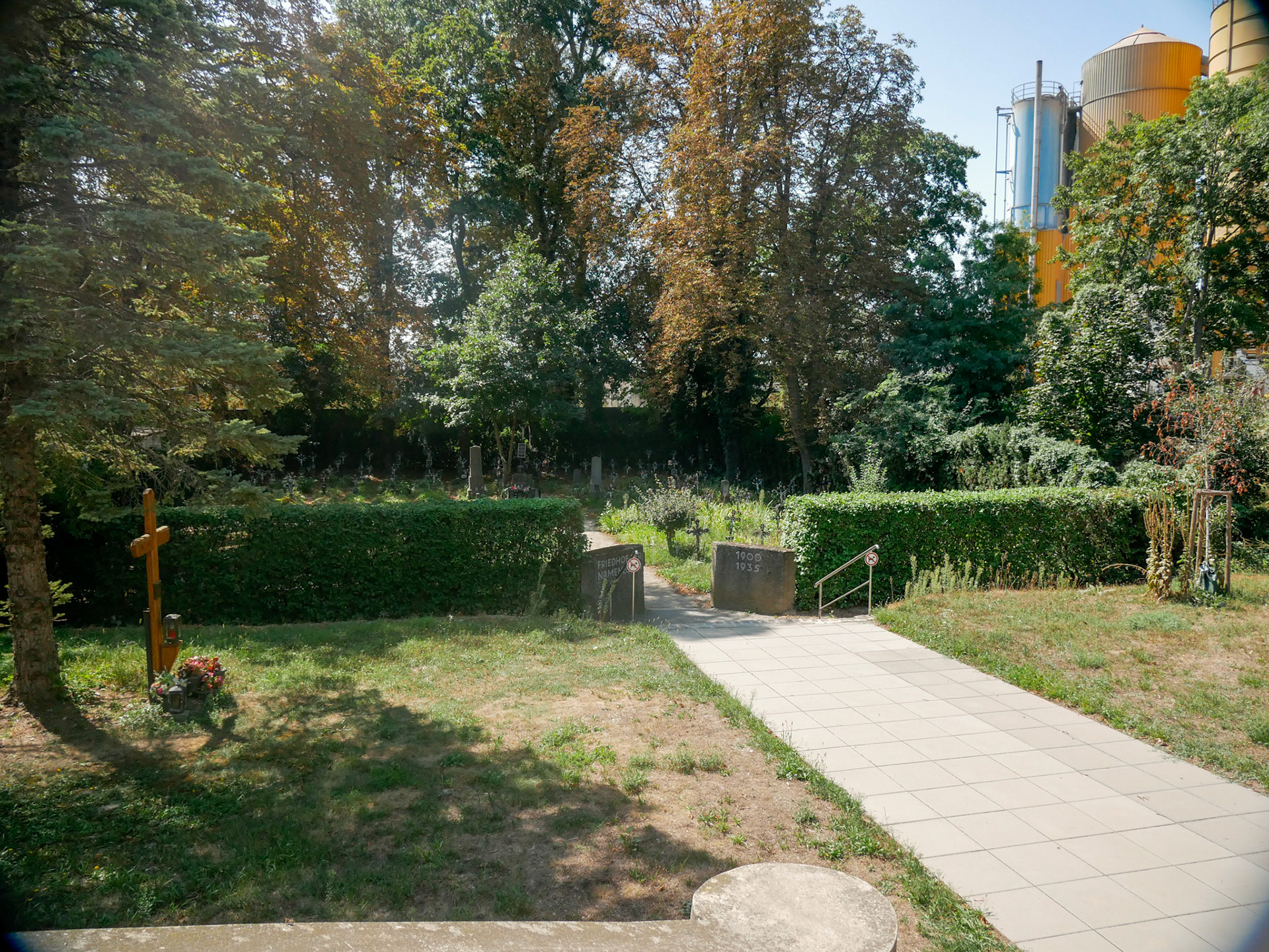 Der Eingang, von der Kapelle aus gesehen