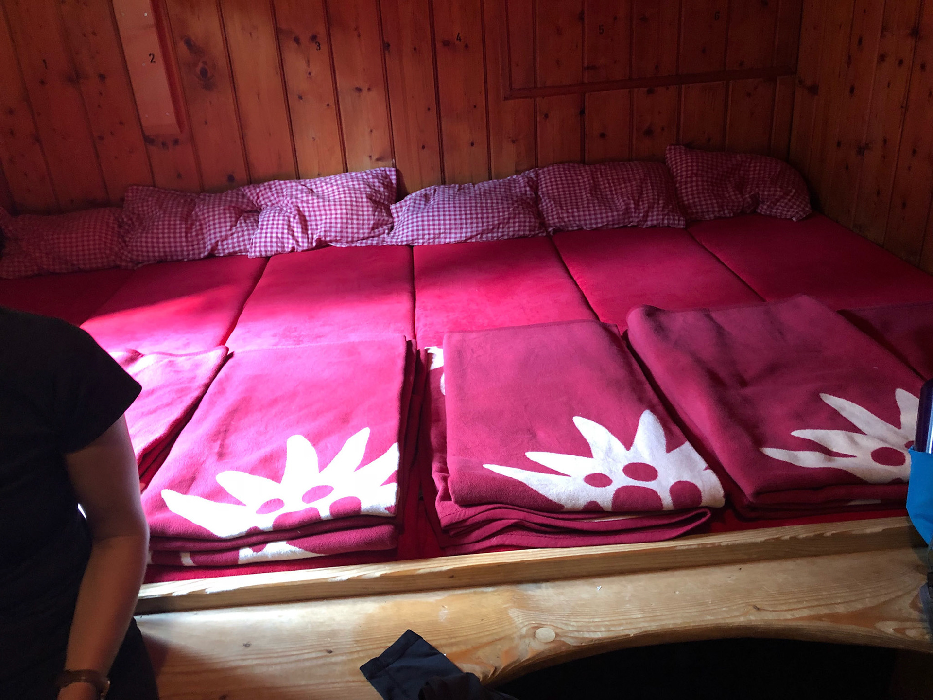 Auf 50cm im Matratzenlager mit 9 weiteren Personen