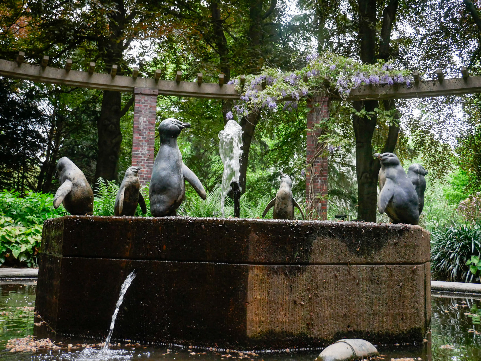 15. Pinguinbrunnen