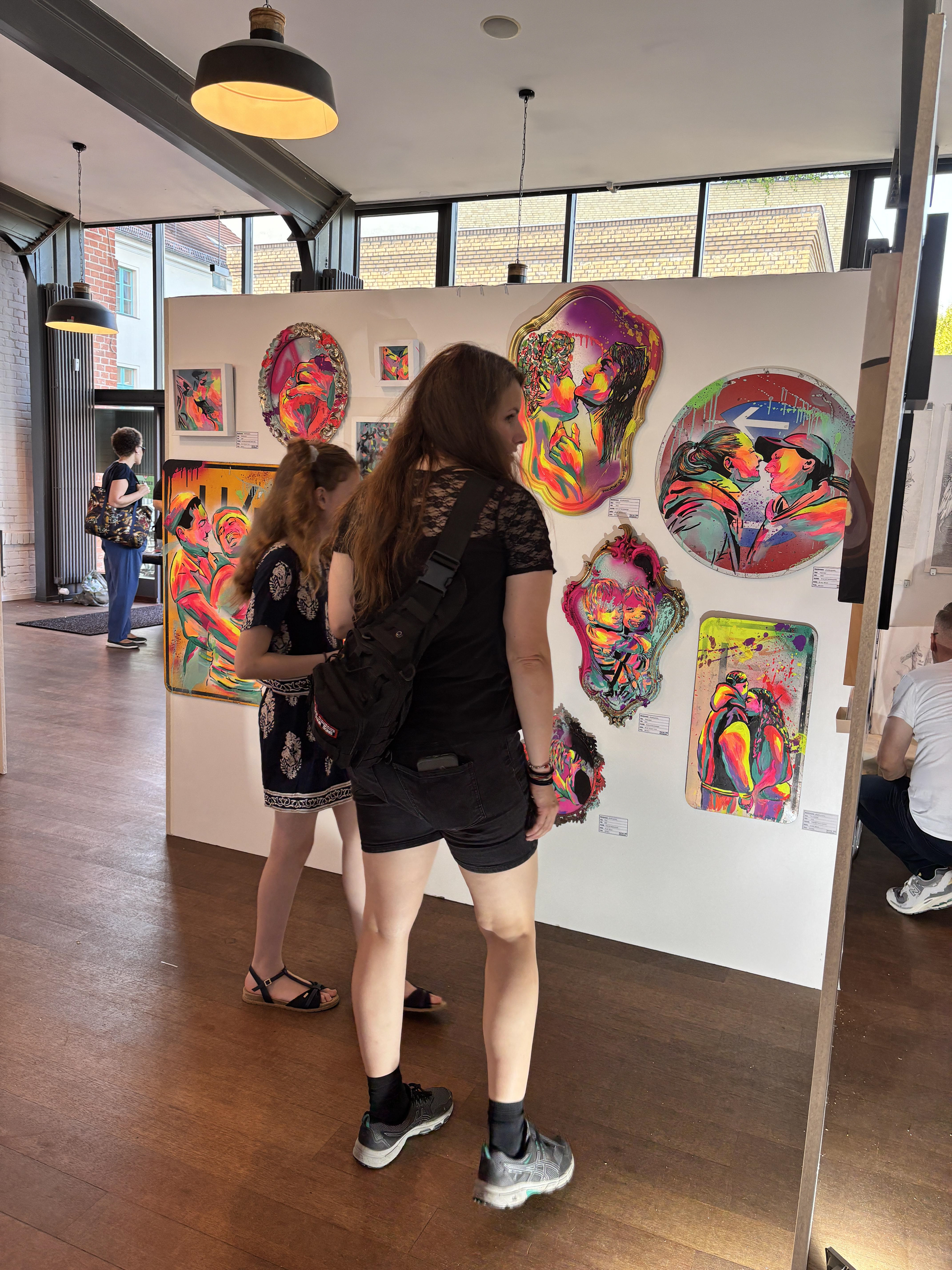 Ausstellung Kunst am Katzengraben 2025, Menschen sehen sich Kunst an