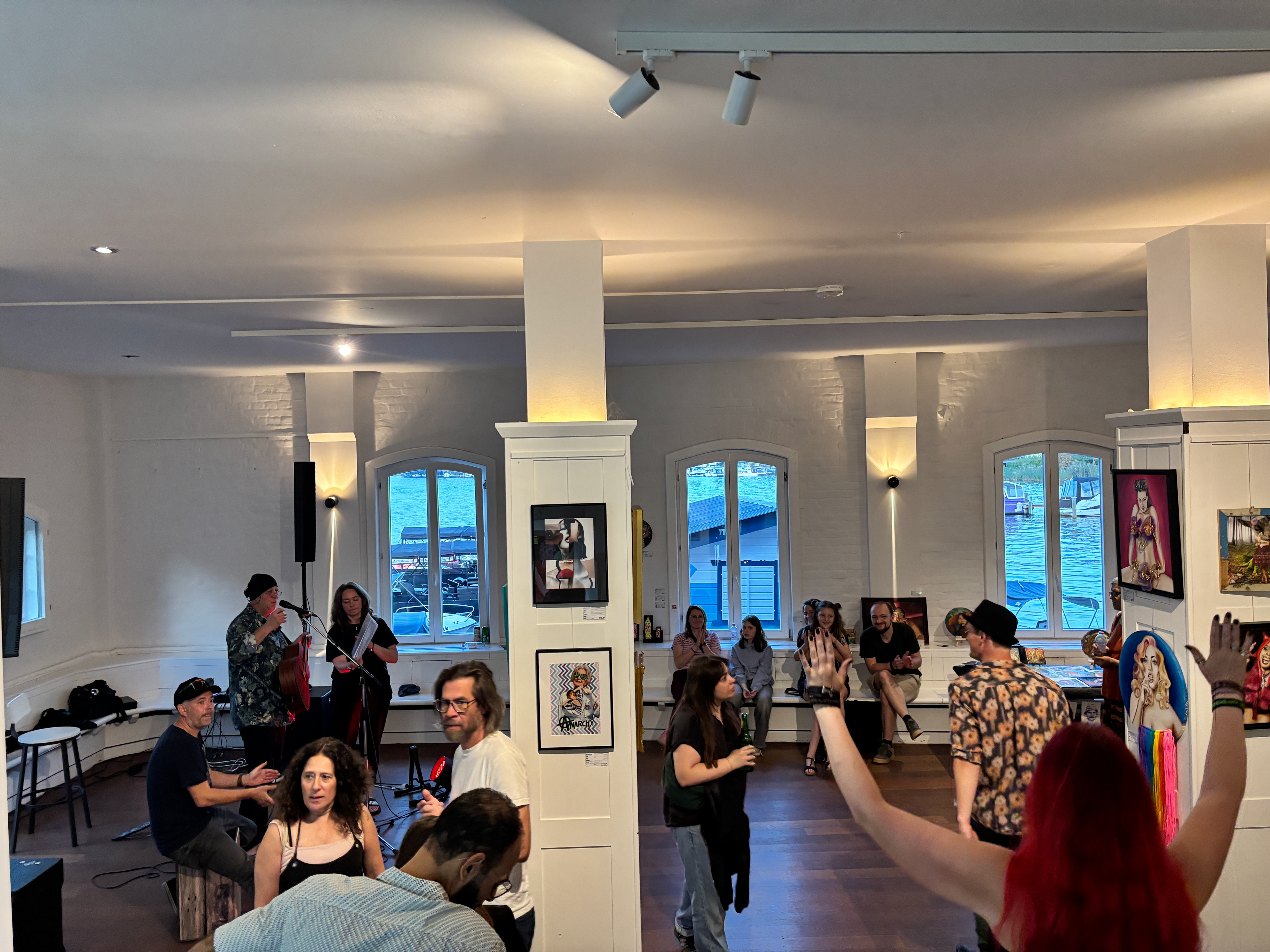 Ausstellung Kunst am Katzengraben 2025, Menschen sehen sich Kunst an