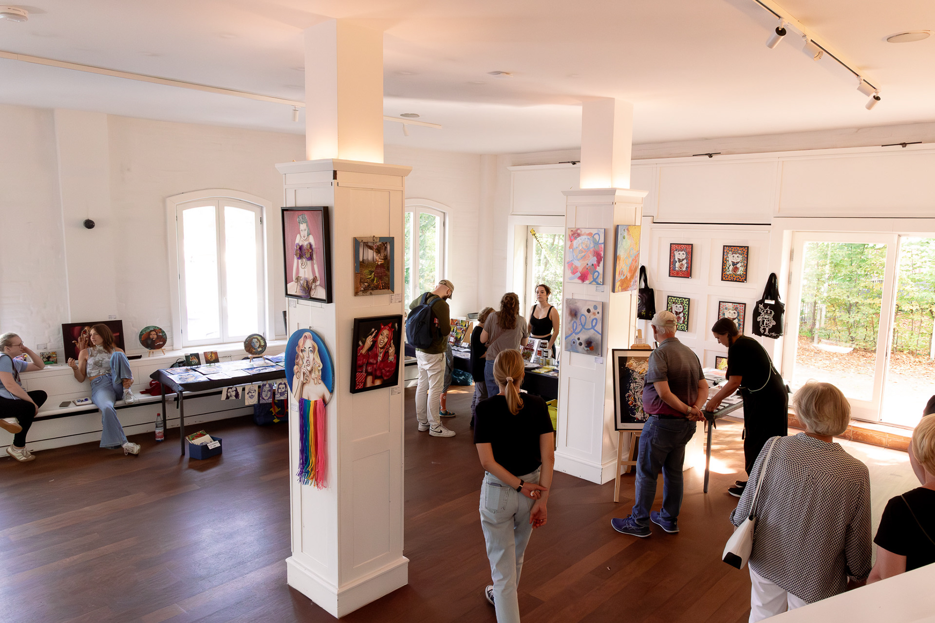 Ausstellung Kunst am Katzengraben 2025, Menschen sehen sich Kunst an