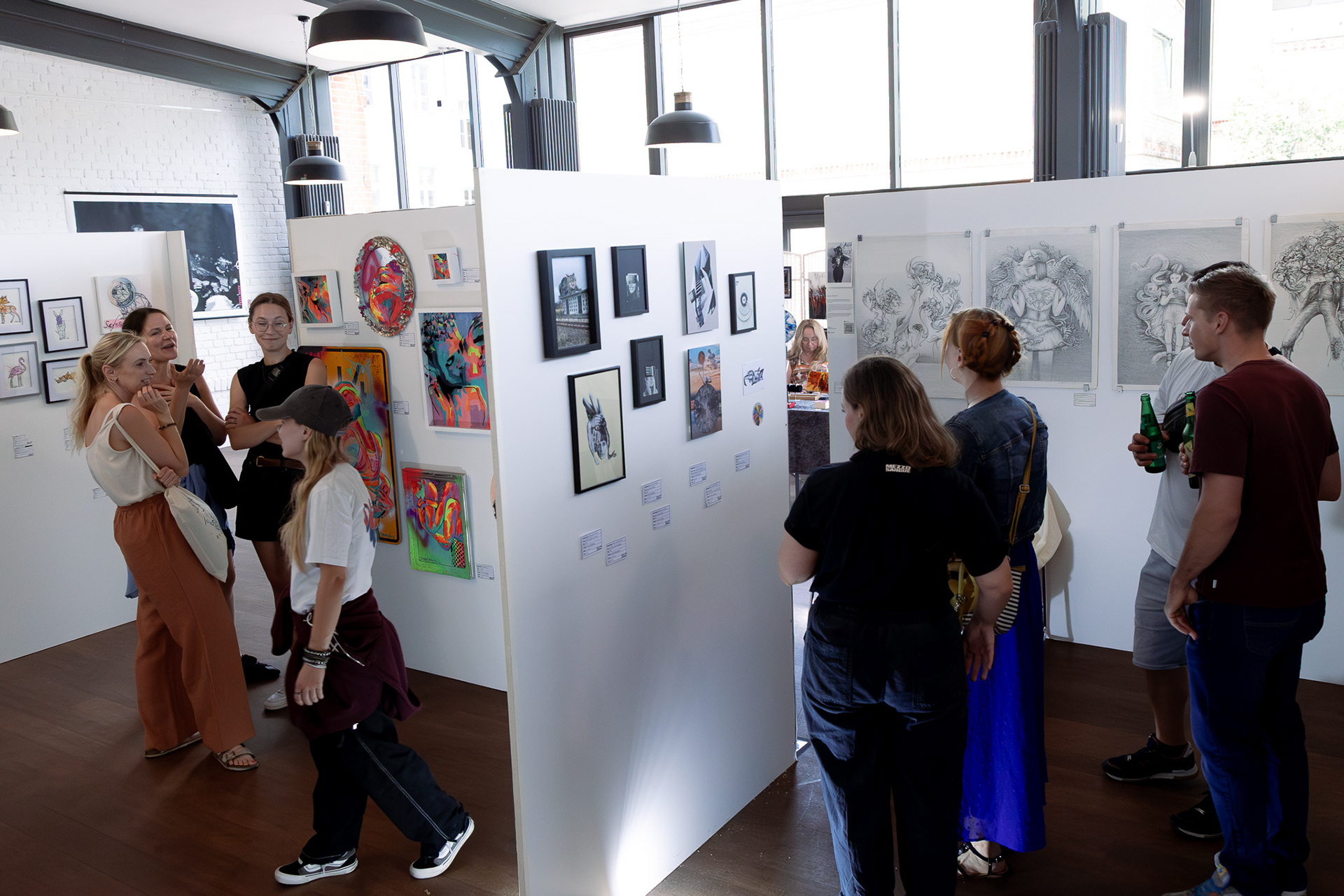 Ausstellung Kunst am Katzengraben 2025, Menschen sehen sich Kunst an