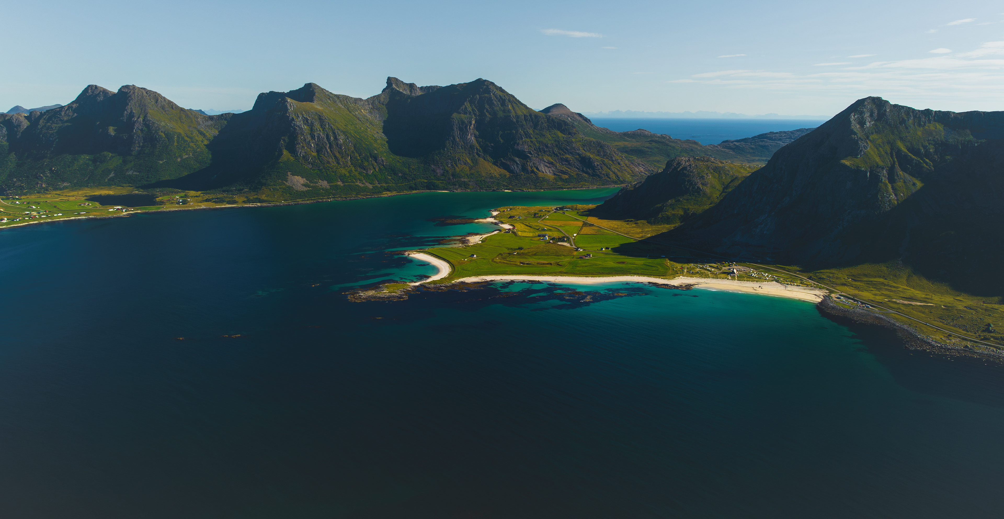 Fjord umringt von Bergen
