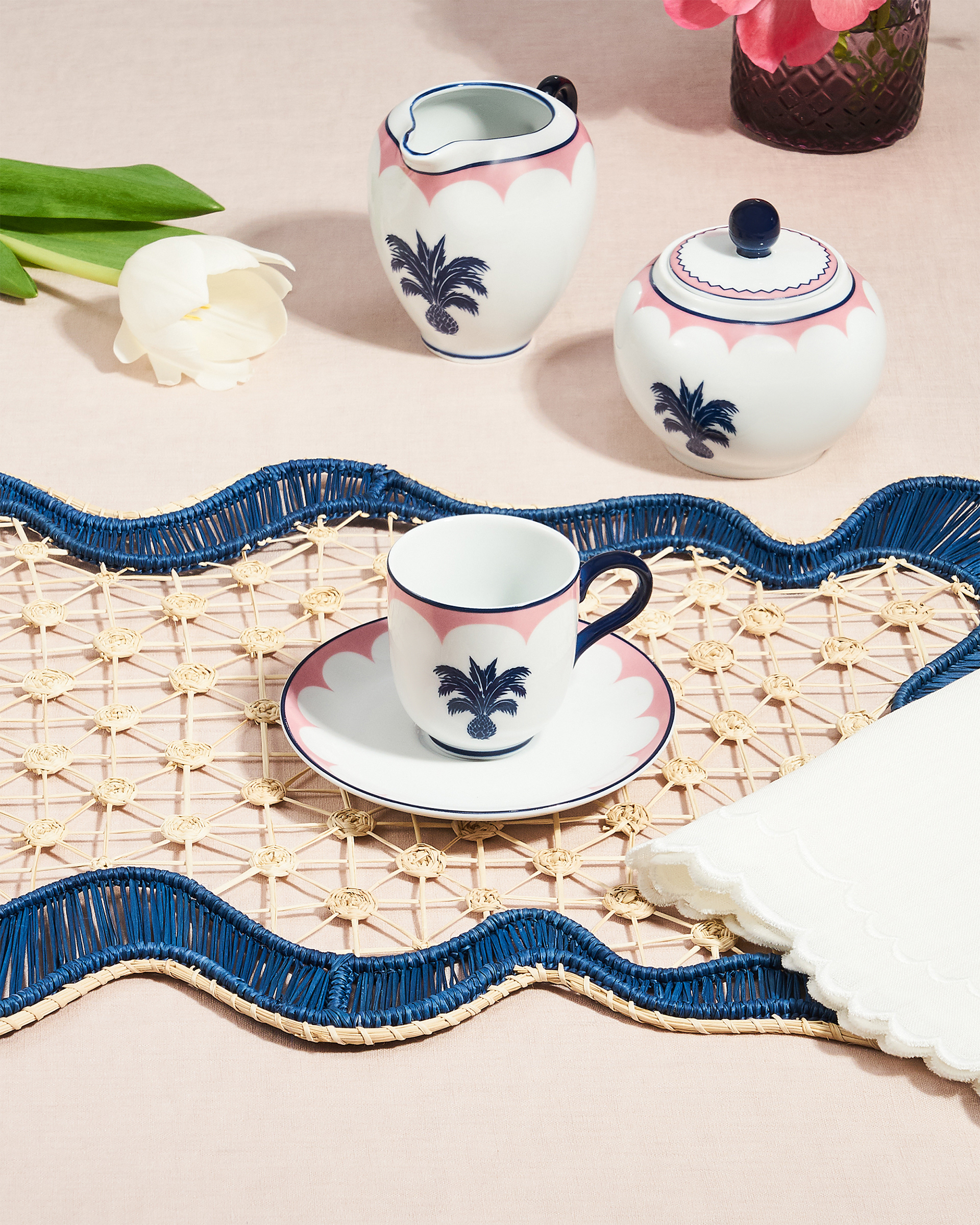 La collezione Jaipur prende vita in immagini che uniscono eleganza e calore, con tazze di espresso e dettagli in rattan