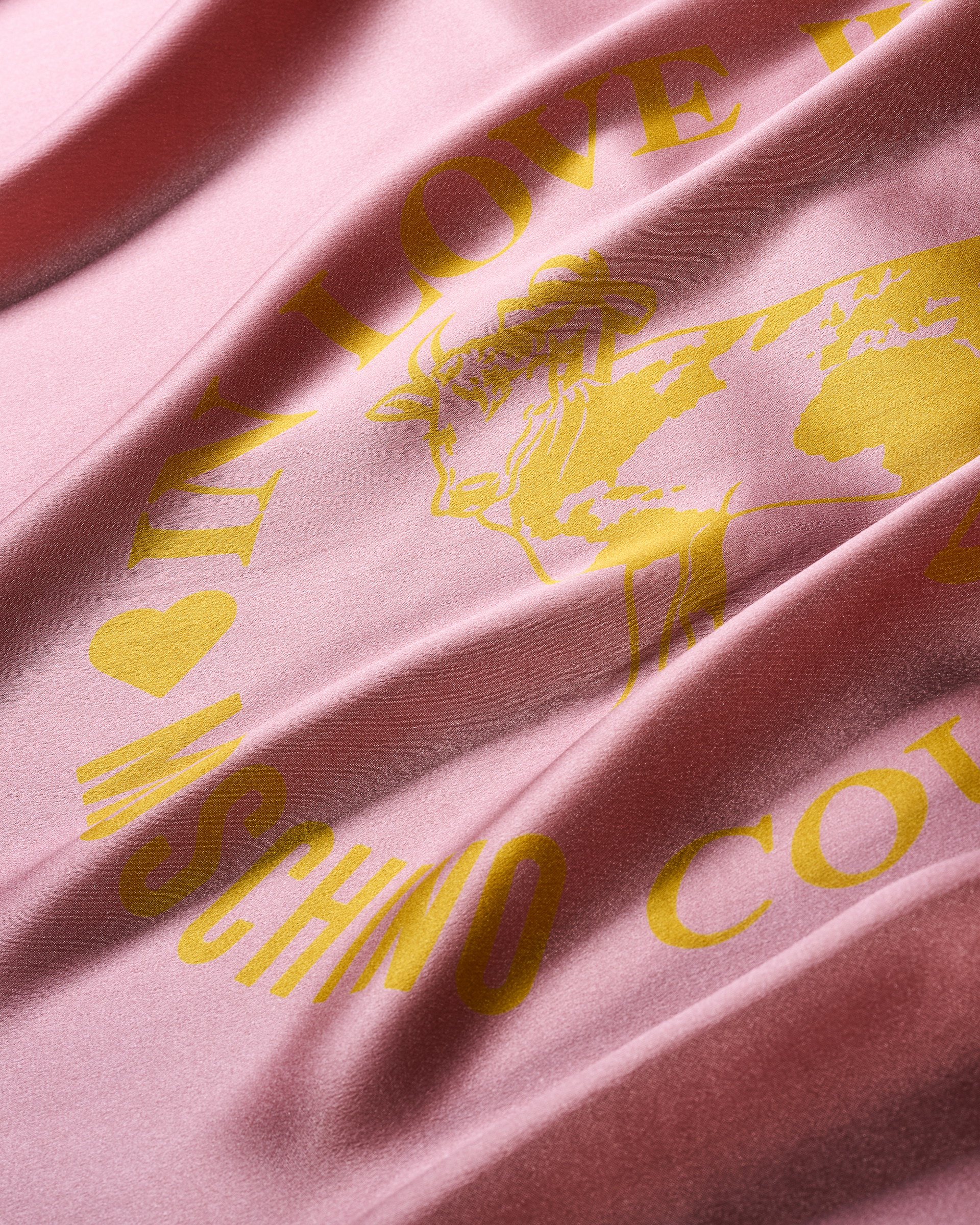 Still life close-up su foulard di seta Moschino