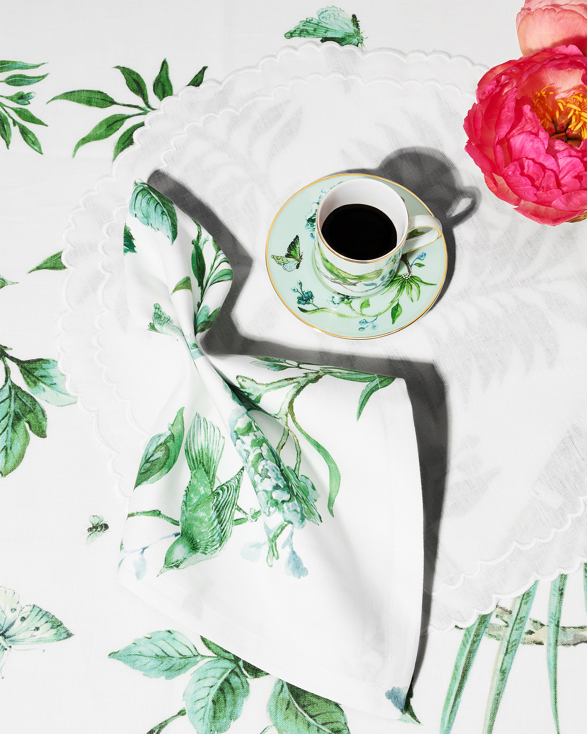 Un’altra immagine racconta la collezione Secret Garden, dove tazze da espresso e dettagli raffinati creano un'atmosfera intima e sofisticata.