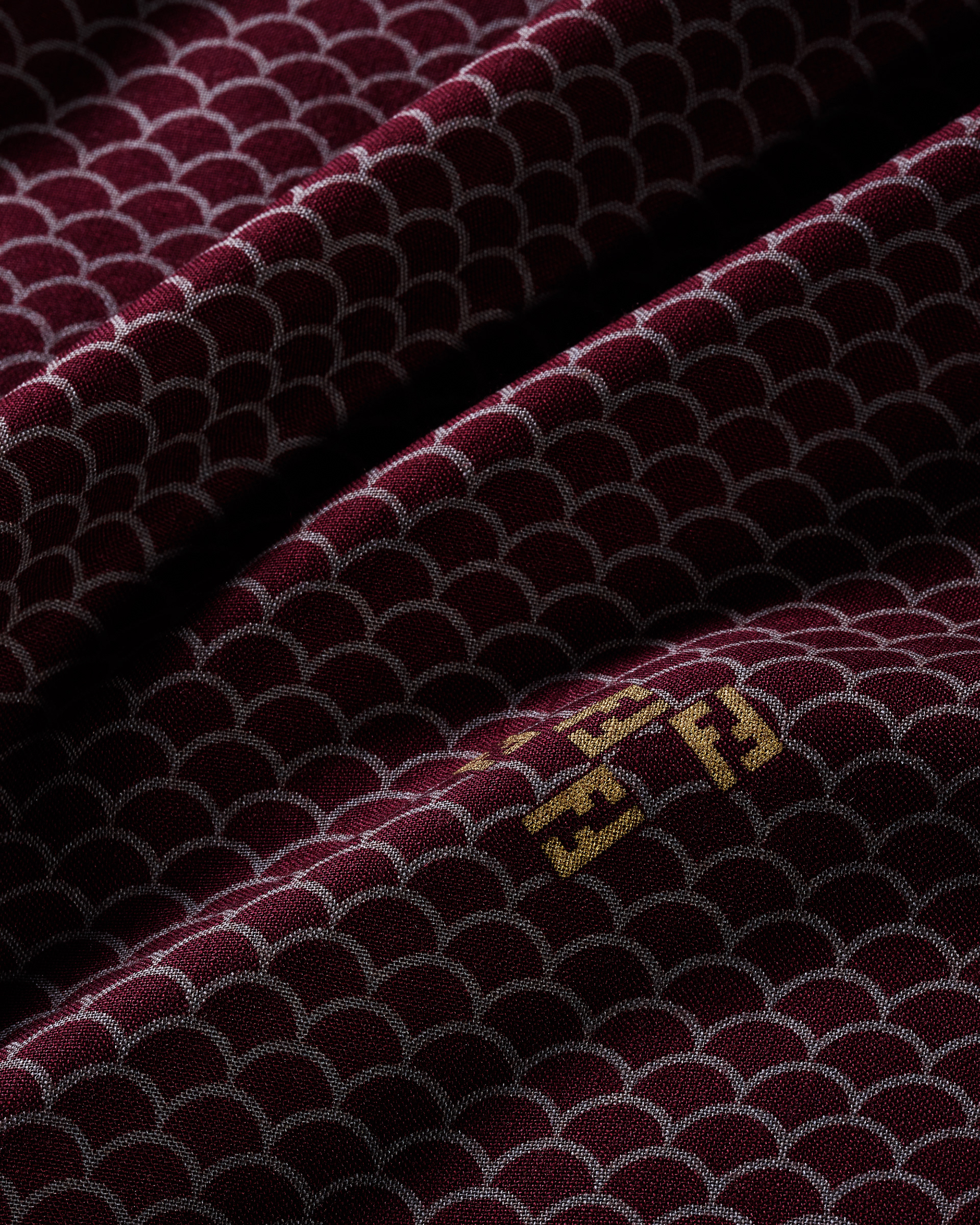 Still life close-up su foulard di seta Fendi