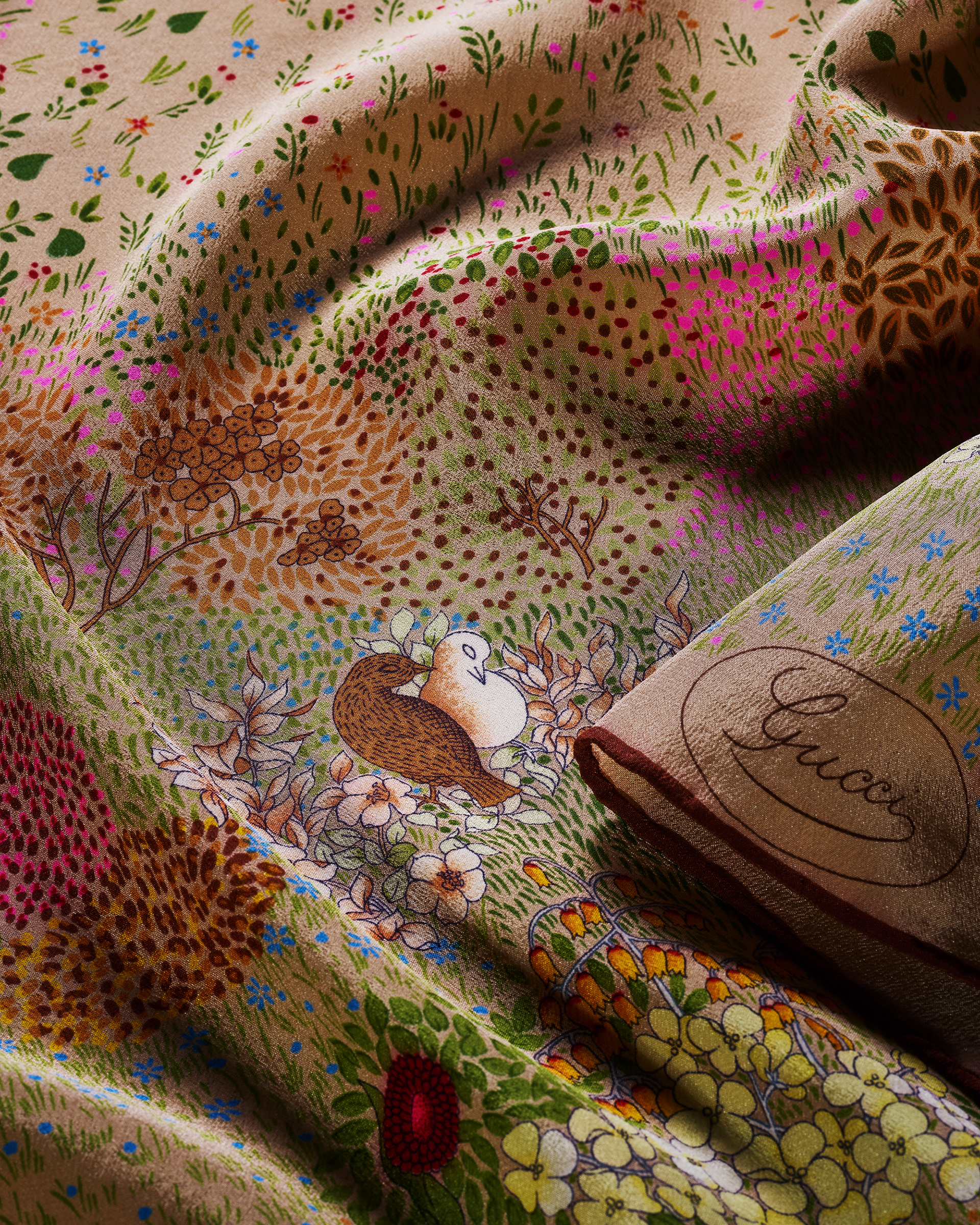 Still life close-up su foulard di seta Gucci