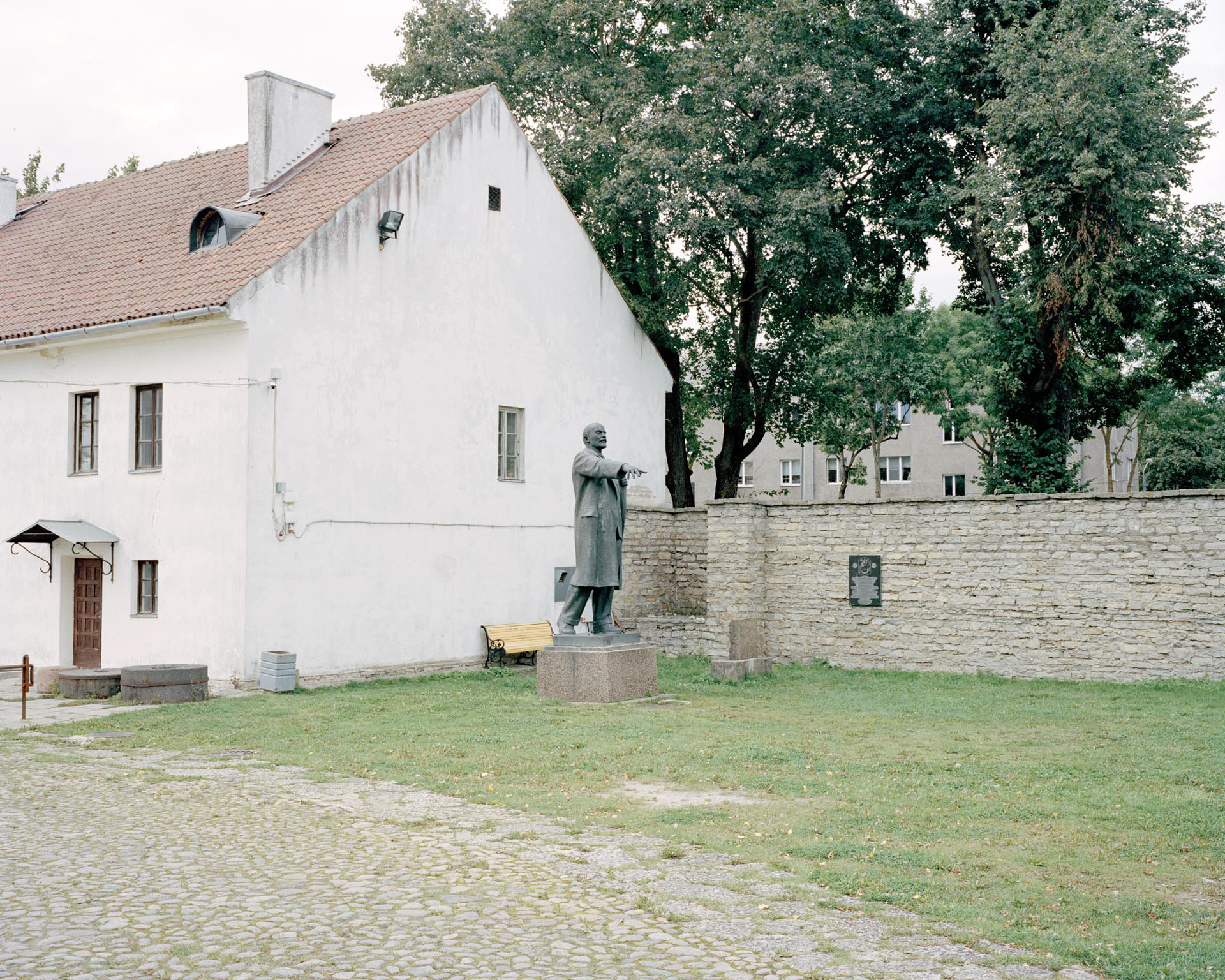 One of the very few statues of Lenin left within the European Union stands today in the courtyard of the Narva castle. The Russian communist revolutionary directs his look to the border, just a few meters away
