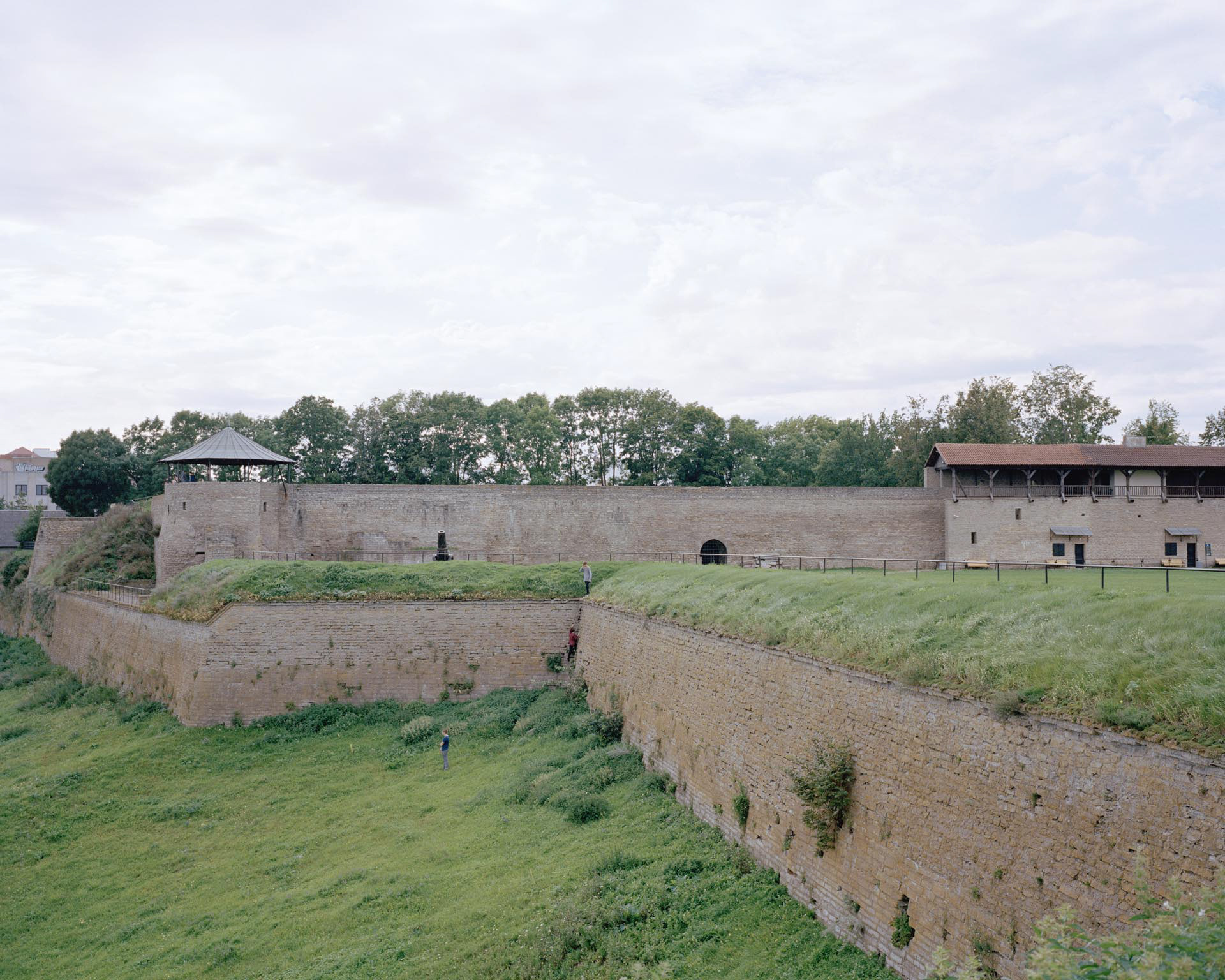Kids climbing the wall of the Narva fortress