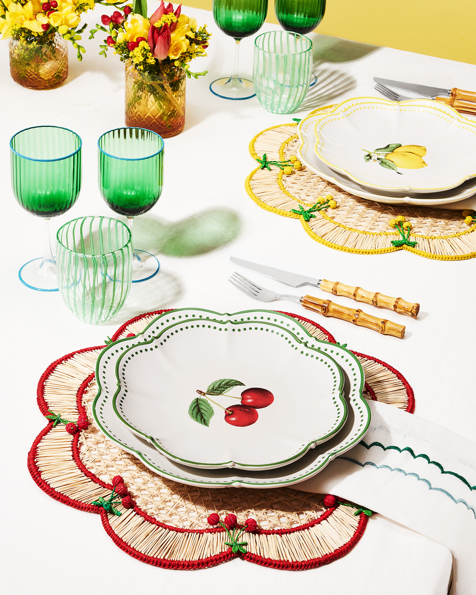 Con ciliegie e limoni, la collezione Tuttifrutti è un’esplosione di colori e racconta lo spirito vivace e sofisticato del brand