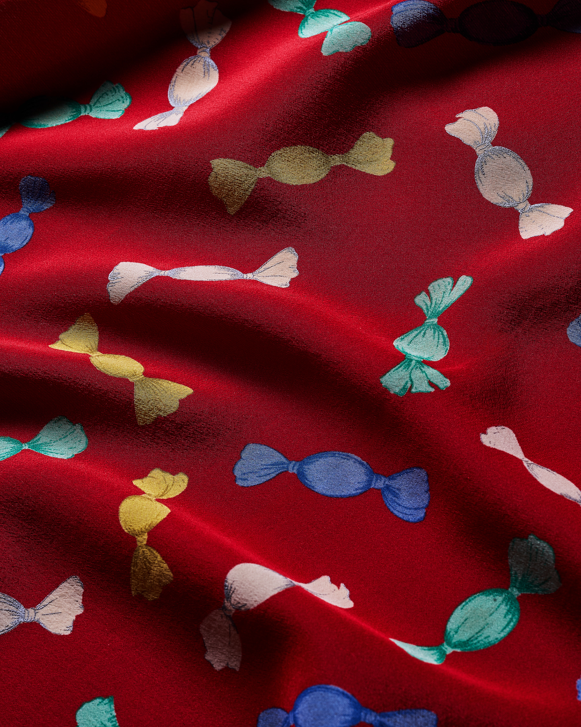 Still life close-up su foulard di seta Fendi