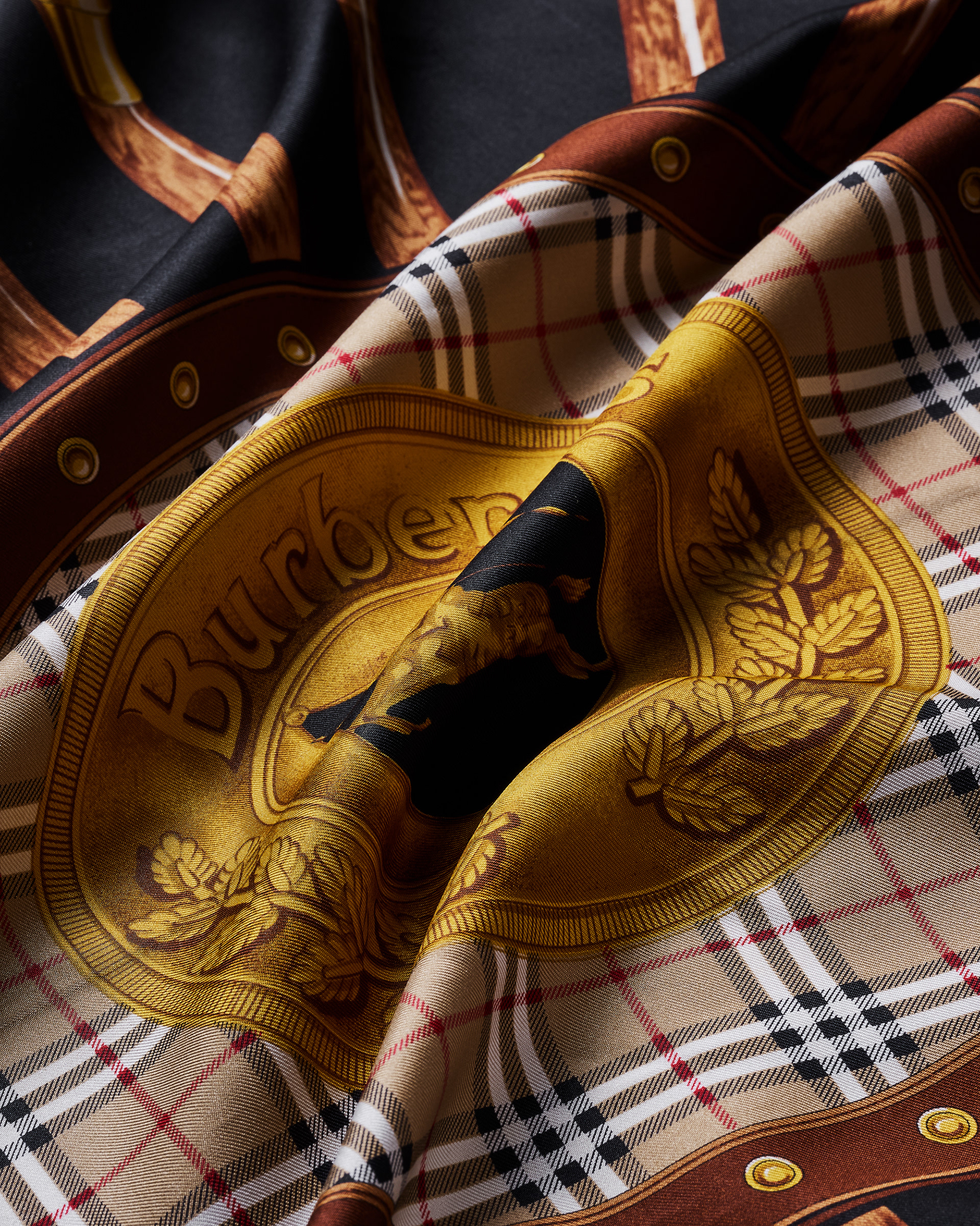 Still life close-up su foulard di seta Burberry