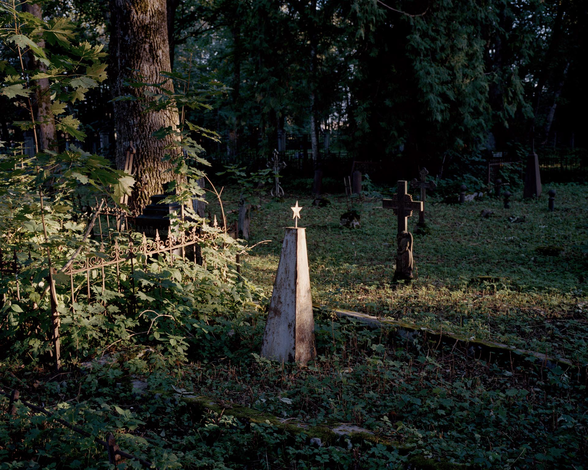 A tomb of a soviet soldier in the Narva cemetery