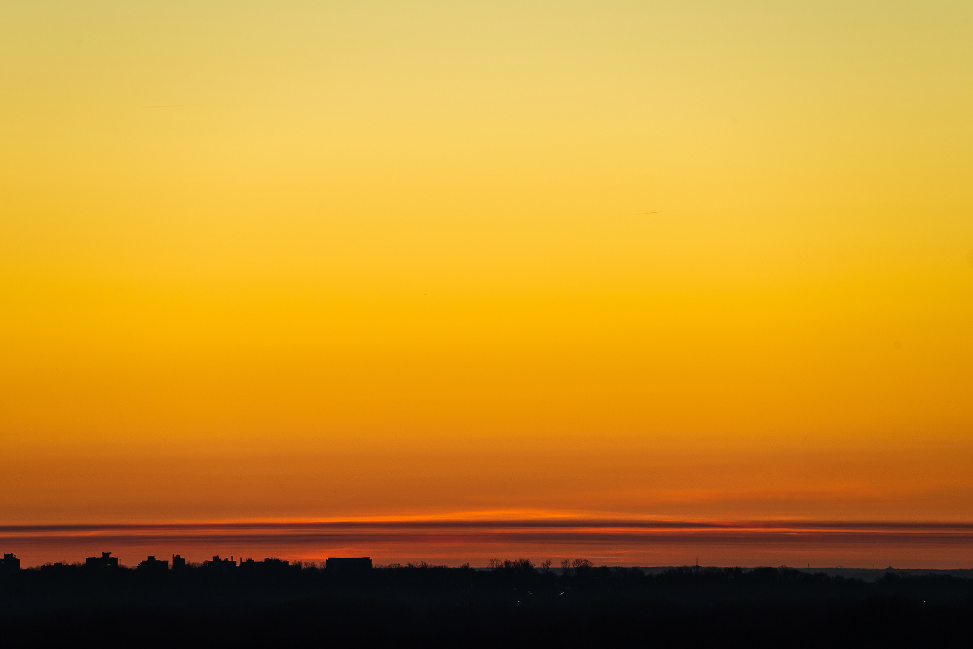 These laysers are so perfectly uniform it makes me think that they're caused more by differences between atmospheric layers...