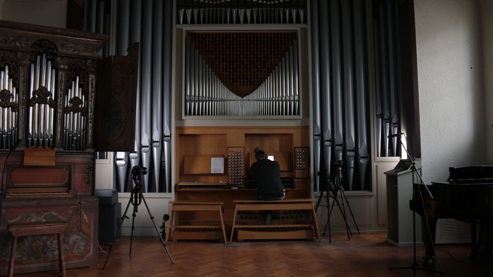 Prost Tannhäuser, 2022, video still showing a musician playing a pipe organ.