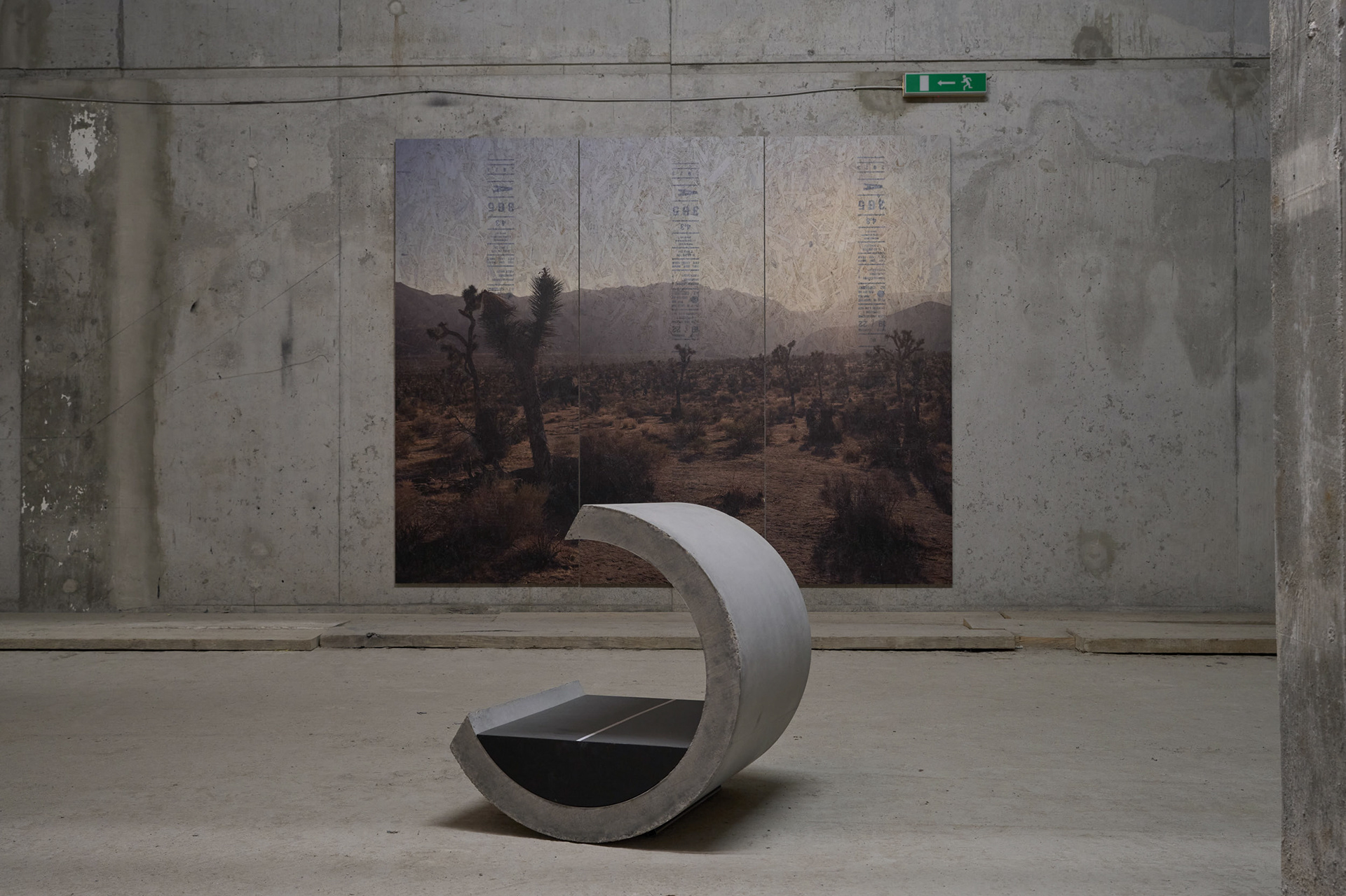 Röhre-Straße-Mittelstreifen (Fragment 3), 2023, sculpture made of concrete, wood and paint