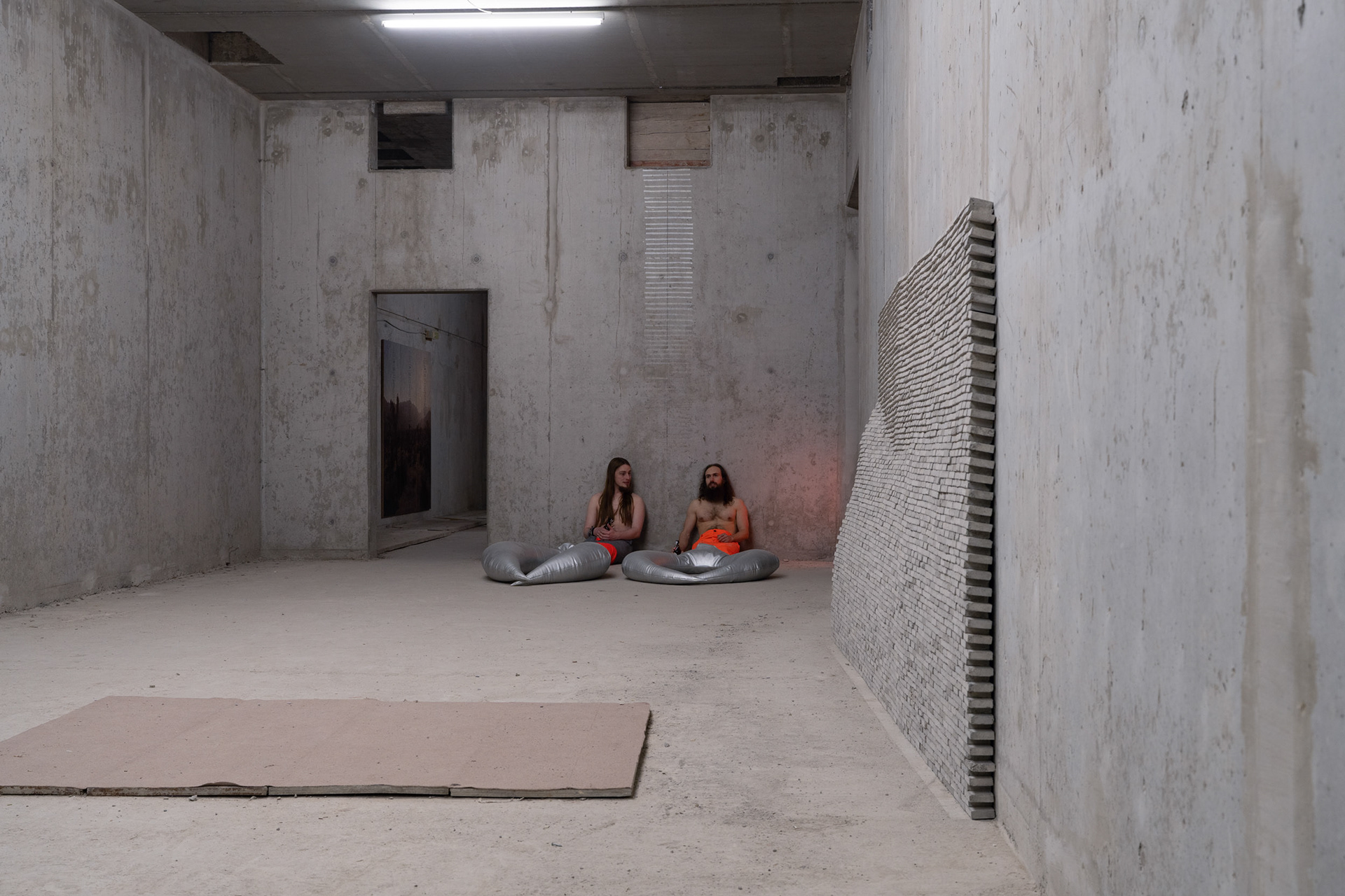 Exhibition view featuring Baustellenidylle and Wall, performances and installation by Julia Seifried and Philipp Neßler