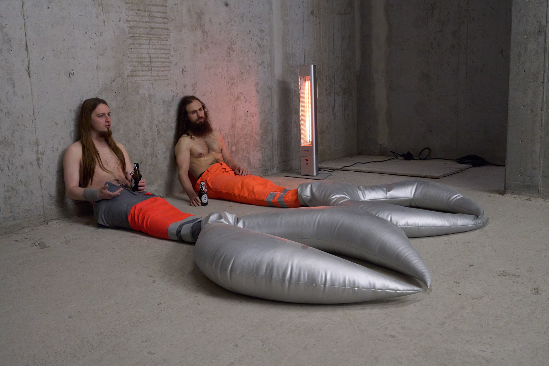 Baustellenidylle, 2020, performance by Julia Seifried featuring construction worker pants, fabric and beer.