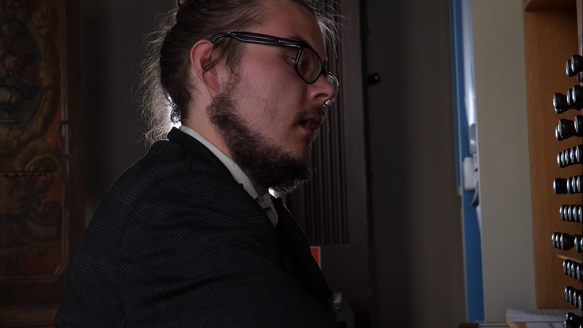 Prost Tannhäuser, 2022, video still showing a musician playing a pipe organ.