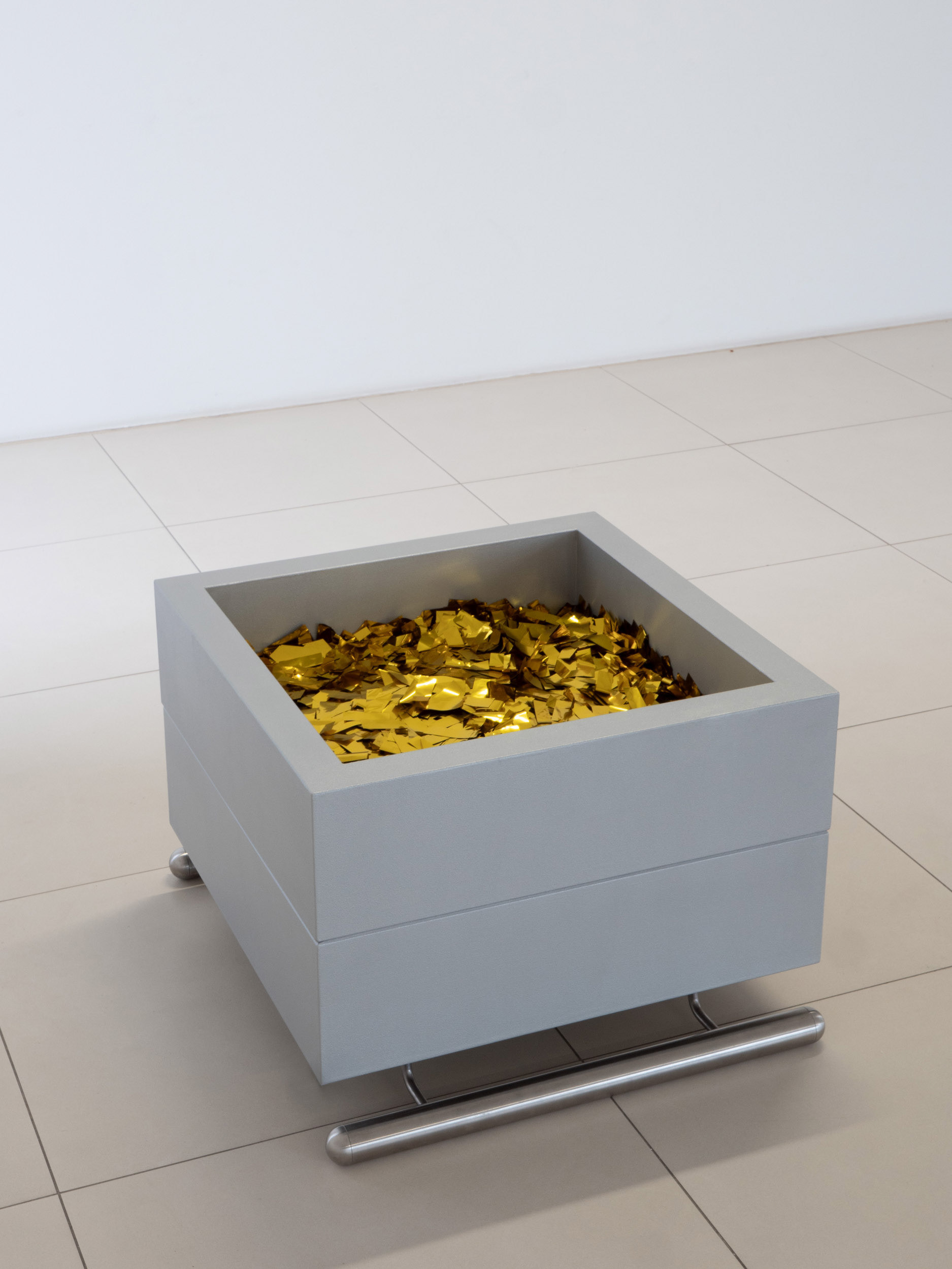 Reingold, 2026, sculptural work made of MDF, stainless steel, metallic paint and confetti.