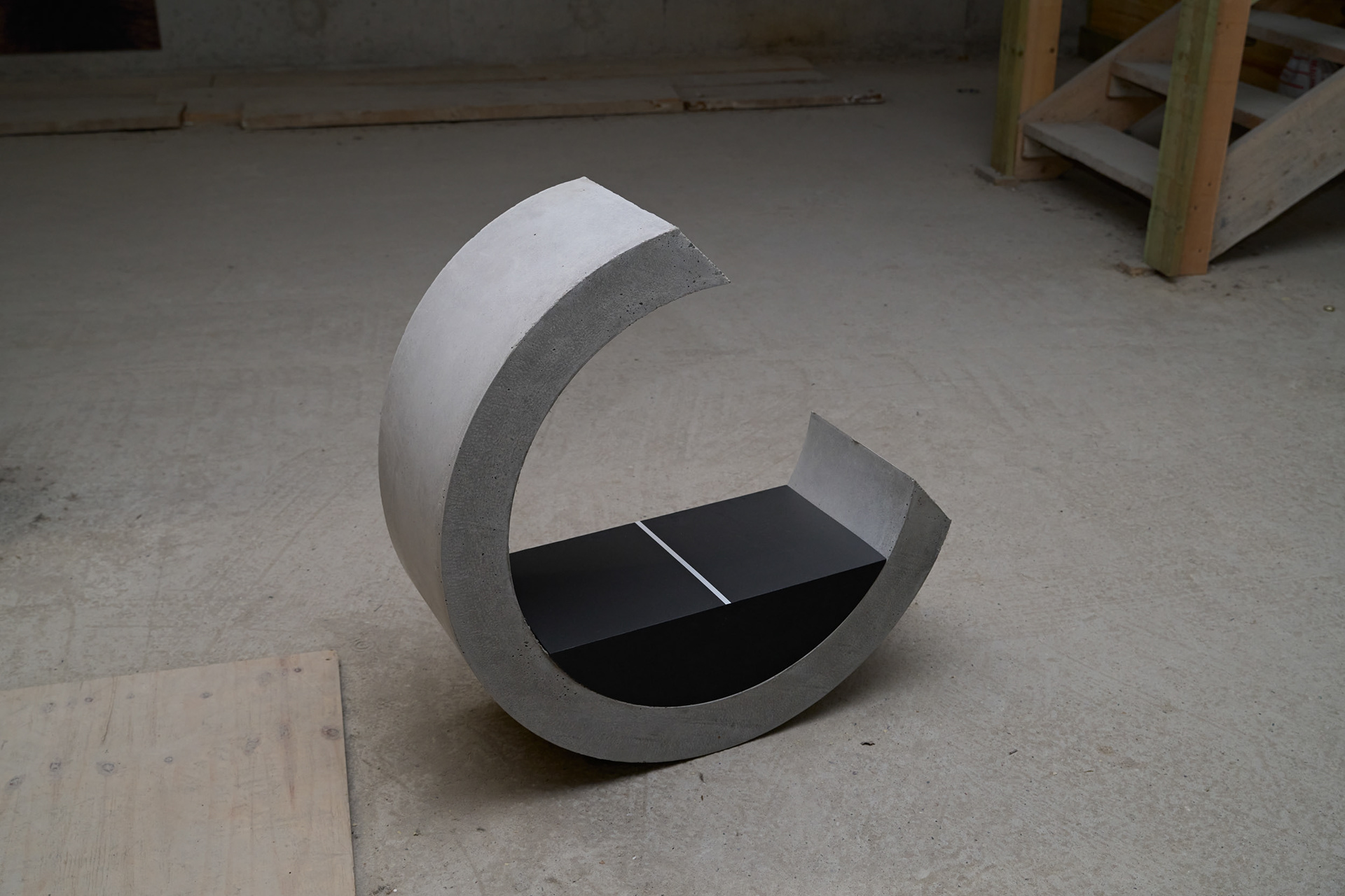 Röhre-Straße-Mittelstreifen (Fragment 1), 2023, sculpture made of concrete, wood and paint