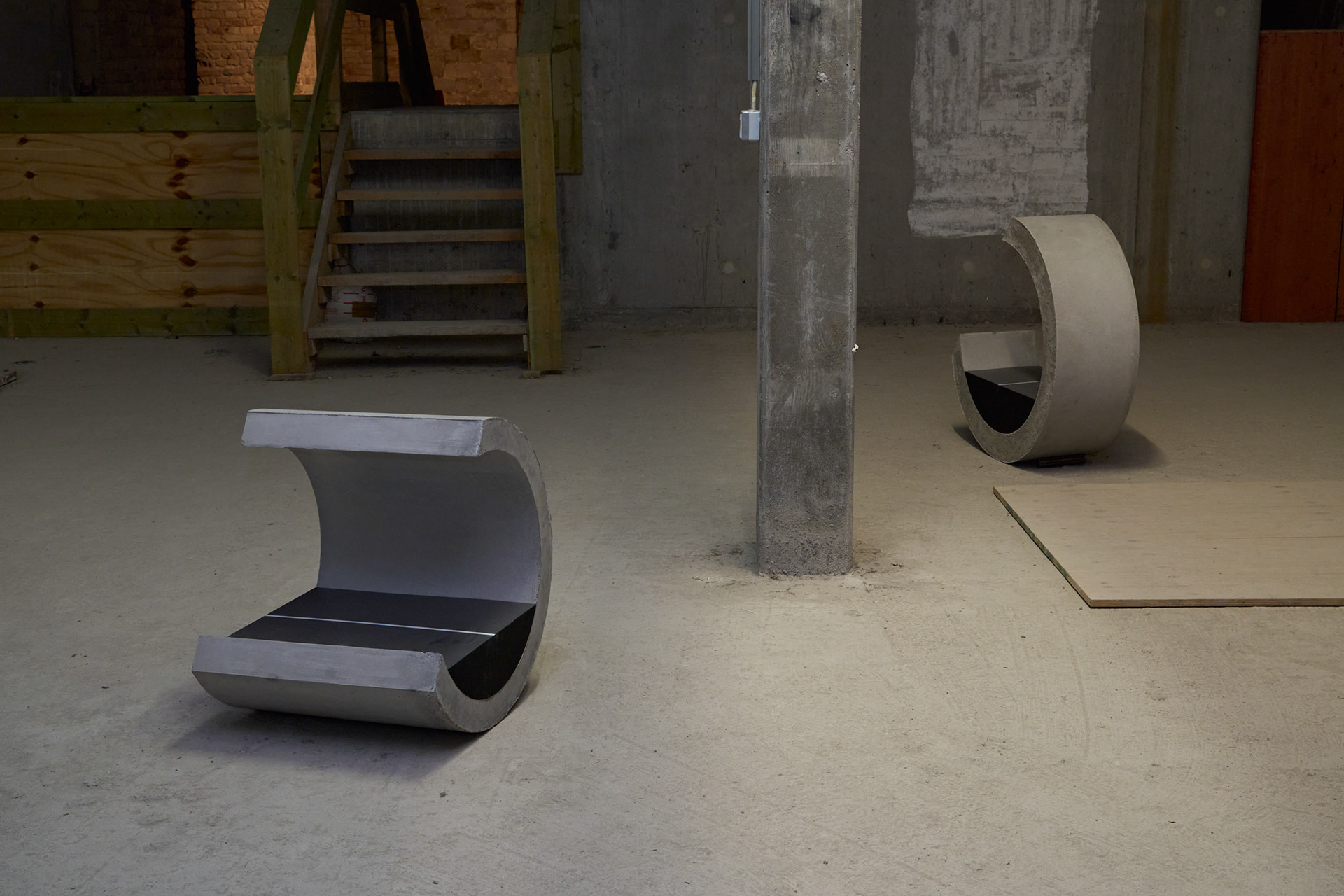 Röhre-Straße-Mittelstreifen (Fragment 1&3), 2023, sculptures made of concrete, wood and paint