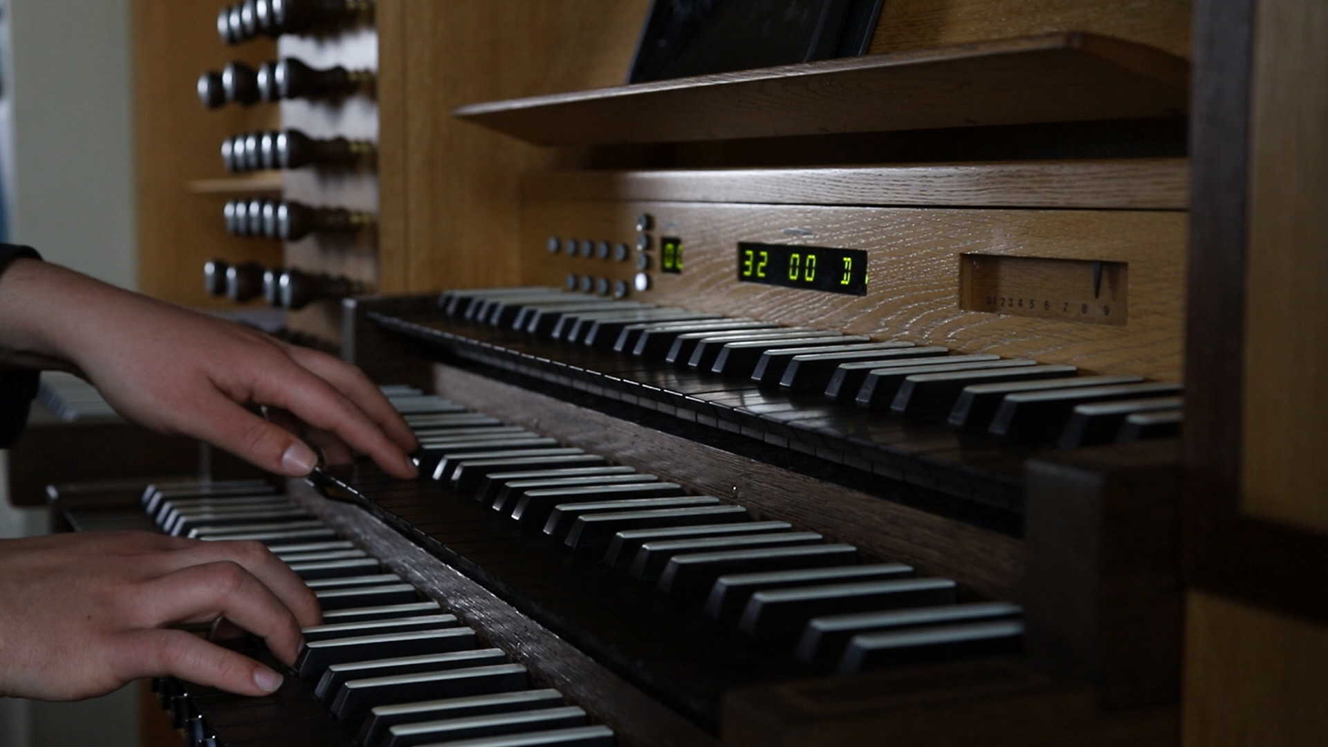 Prost Tannhäuser, 2022, video still showing a musician playing a pipe organ.