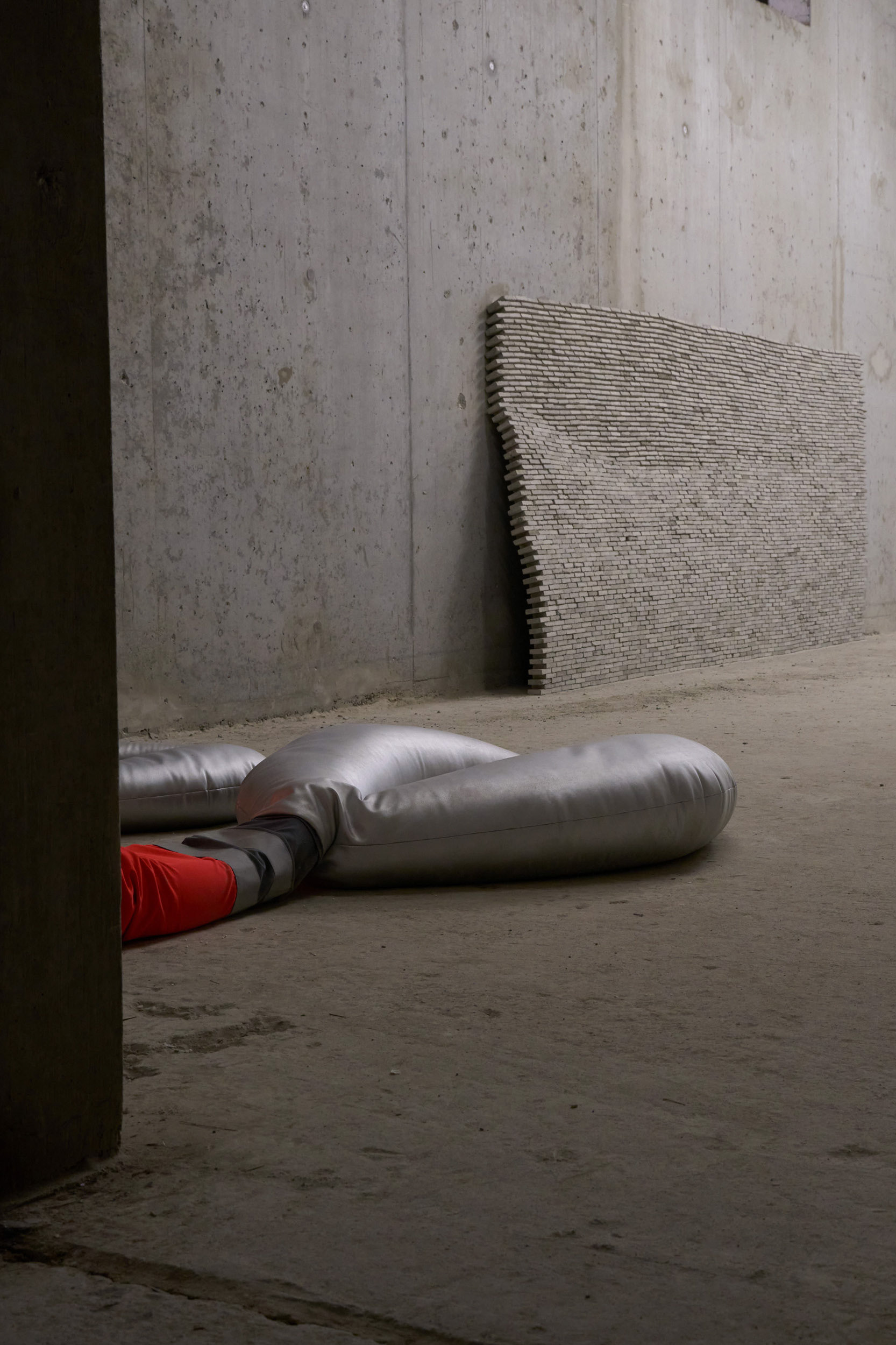 Exhibition view featuring Baustellenidylle and Wall, performances and installation by Julia Seifried and Philipp Neßler