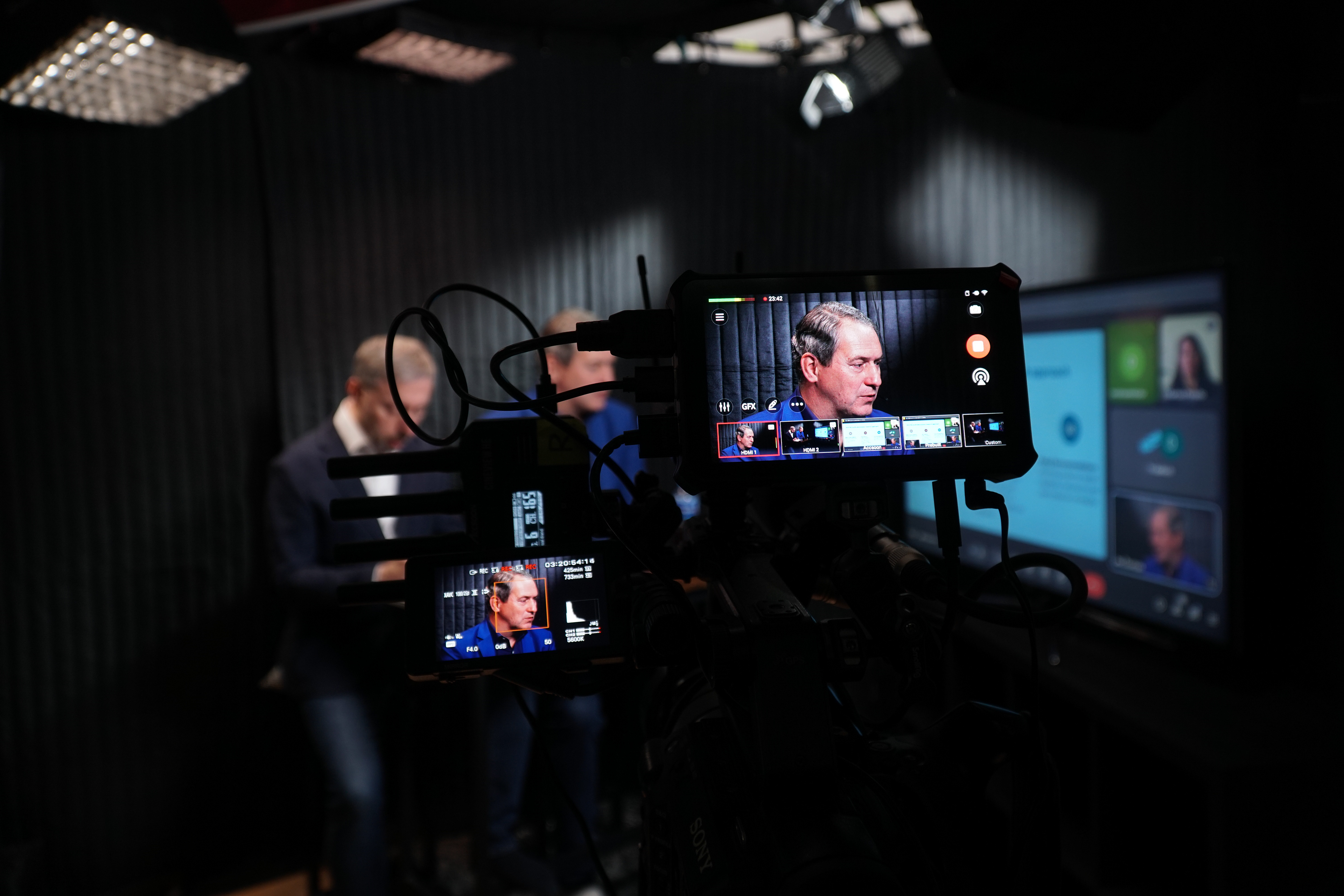 Obrza, zvuk i prezentaci zpracujeme na místě naší mobilní režií, která umí také vytvářet jednoduché grafické rozhraní "obraz v obraze". Režie rovněž umí i streamovat na sociální sítě a vytvářet záznam celé akce.