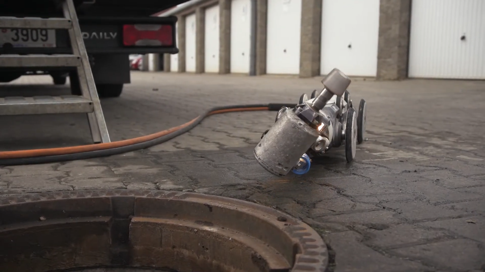 kanalizační robot, který je drátově ovládaný obsluhou