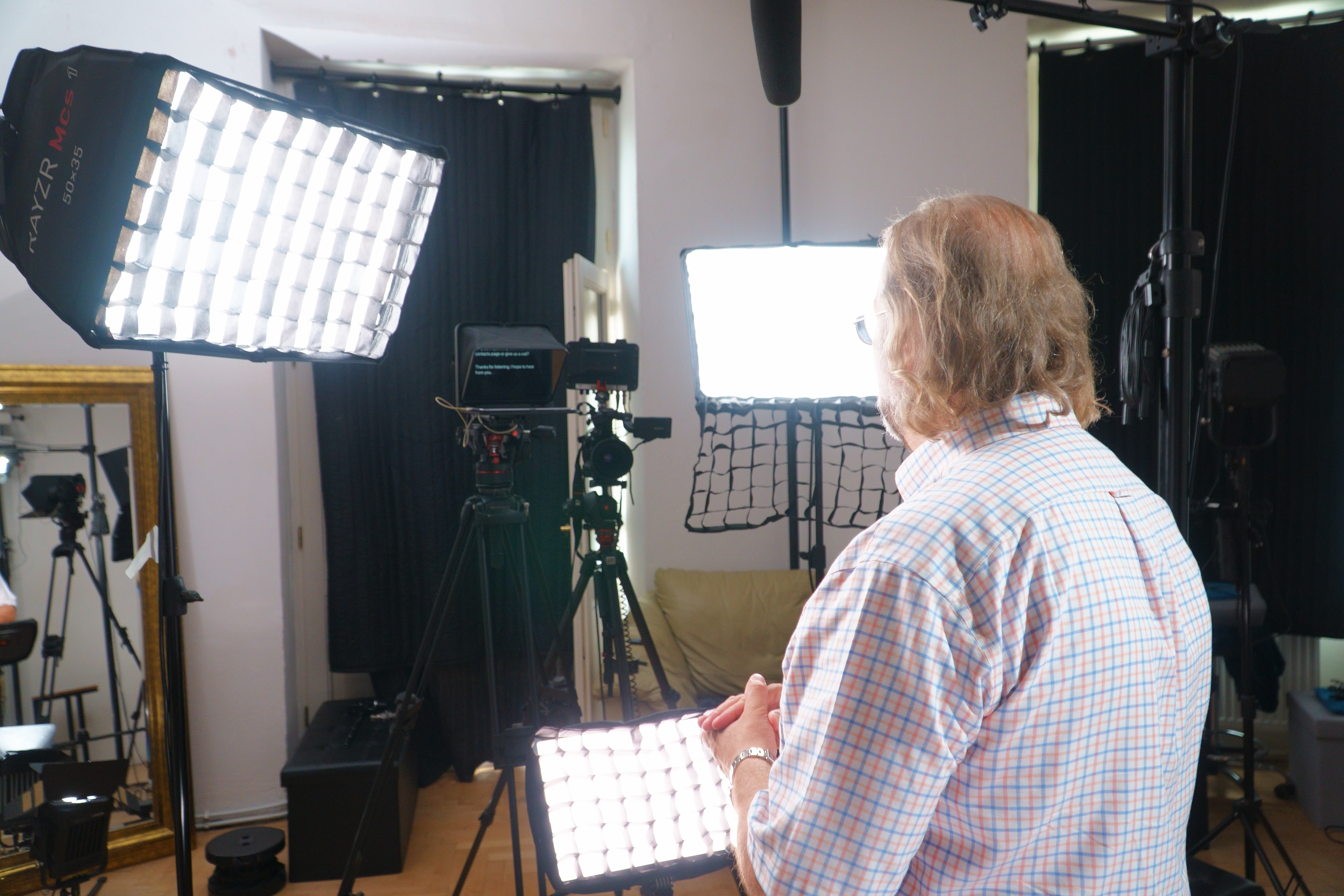 Teleprompter, soft led lights. two cameras. Acoustic threated room.