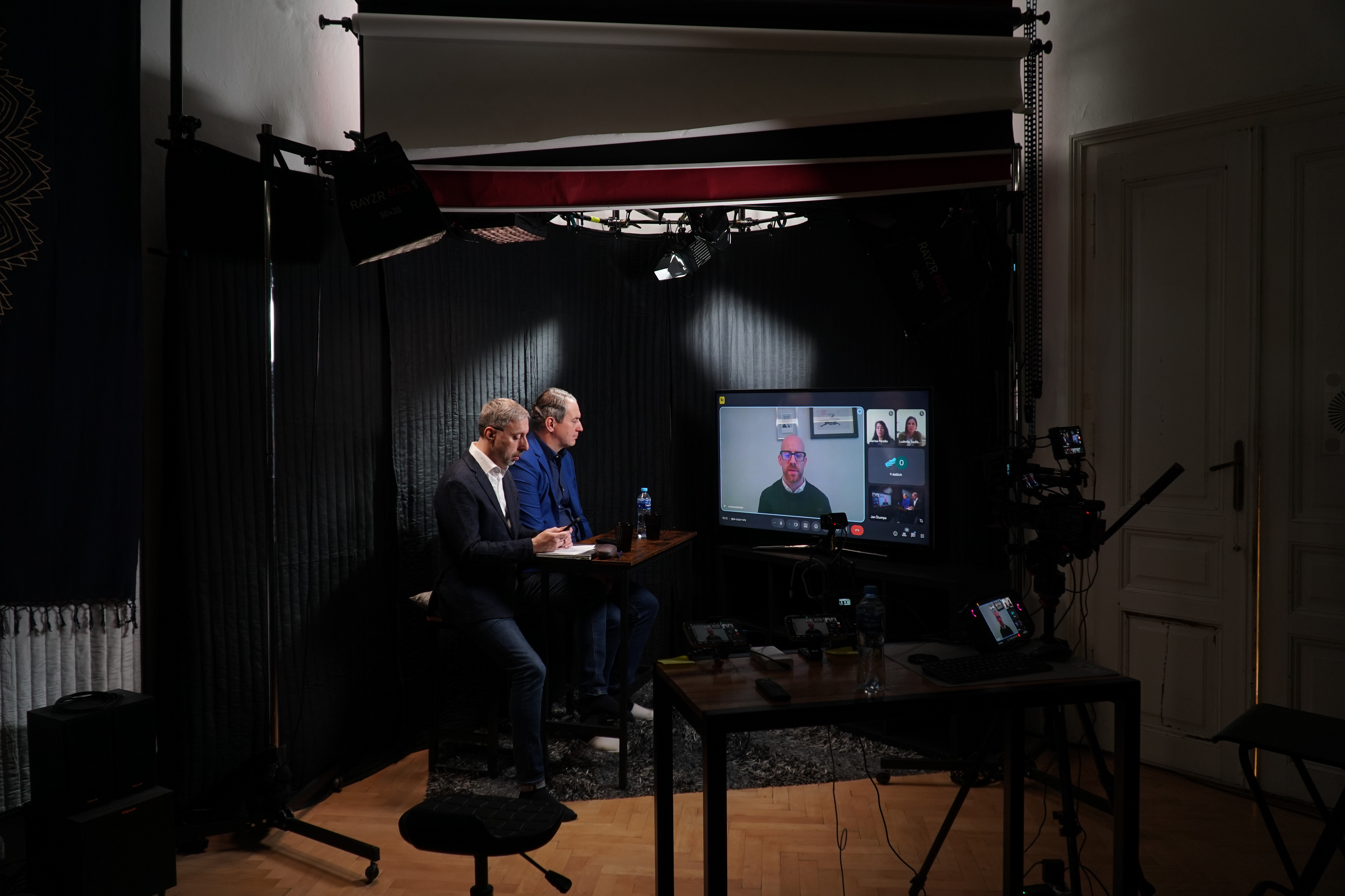 V našem domácím studiu lze vytvořit melé scény s černým pozadím vhodné pro online konference.