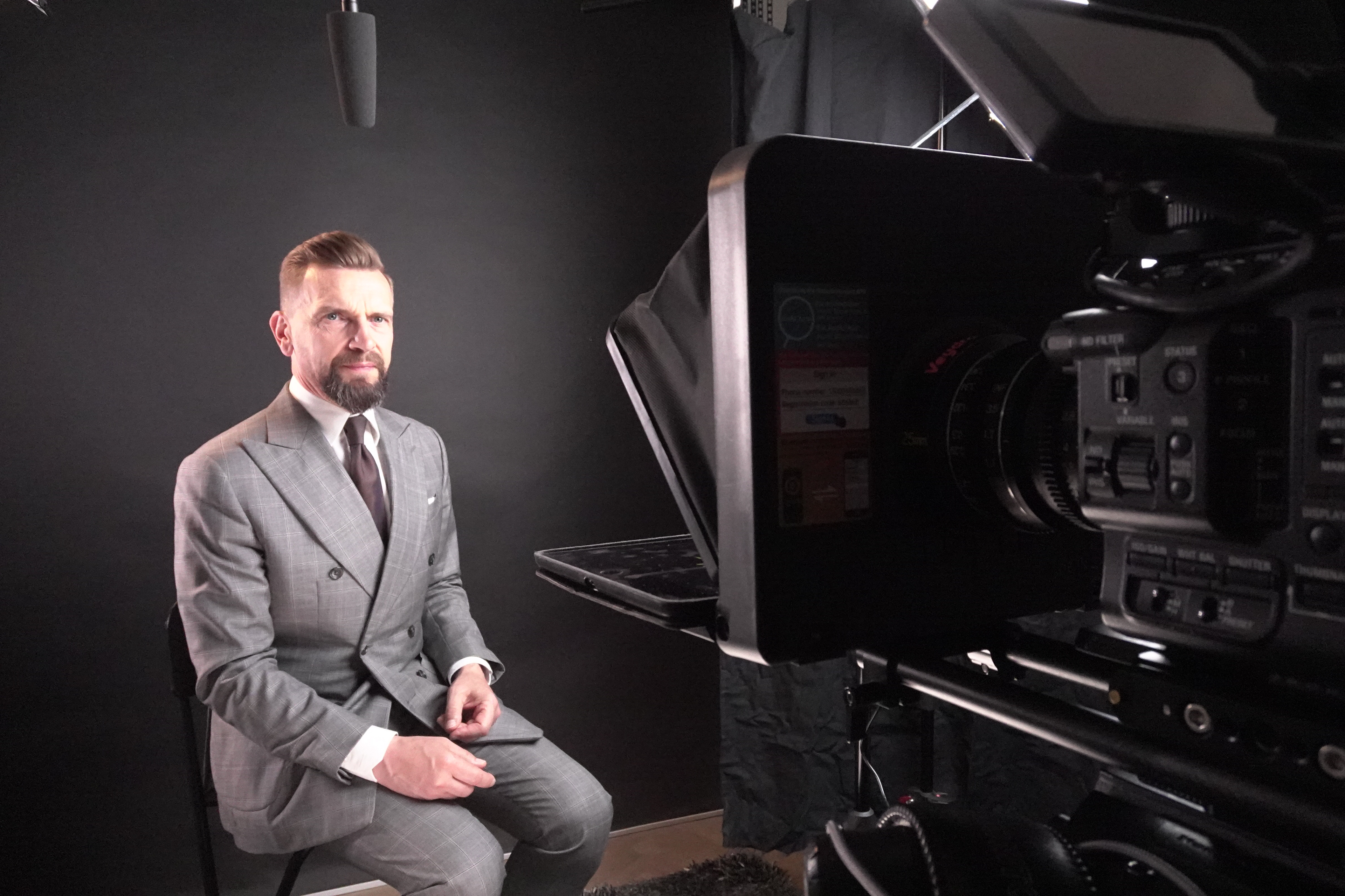 Ve studiu máme k dispozici čtecí zařízení tz. telepromptr. 