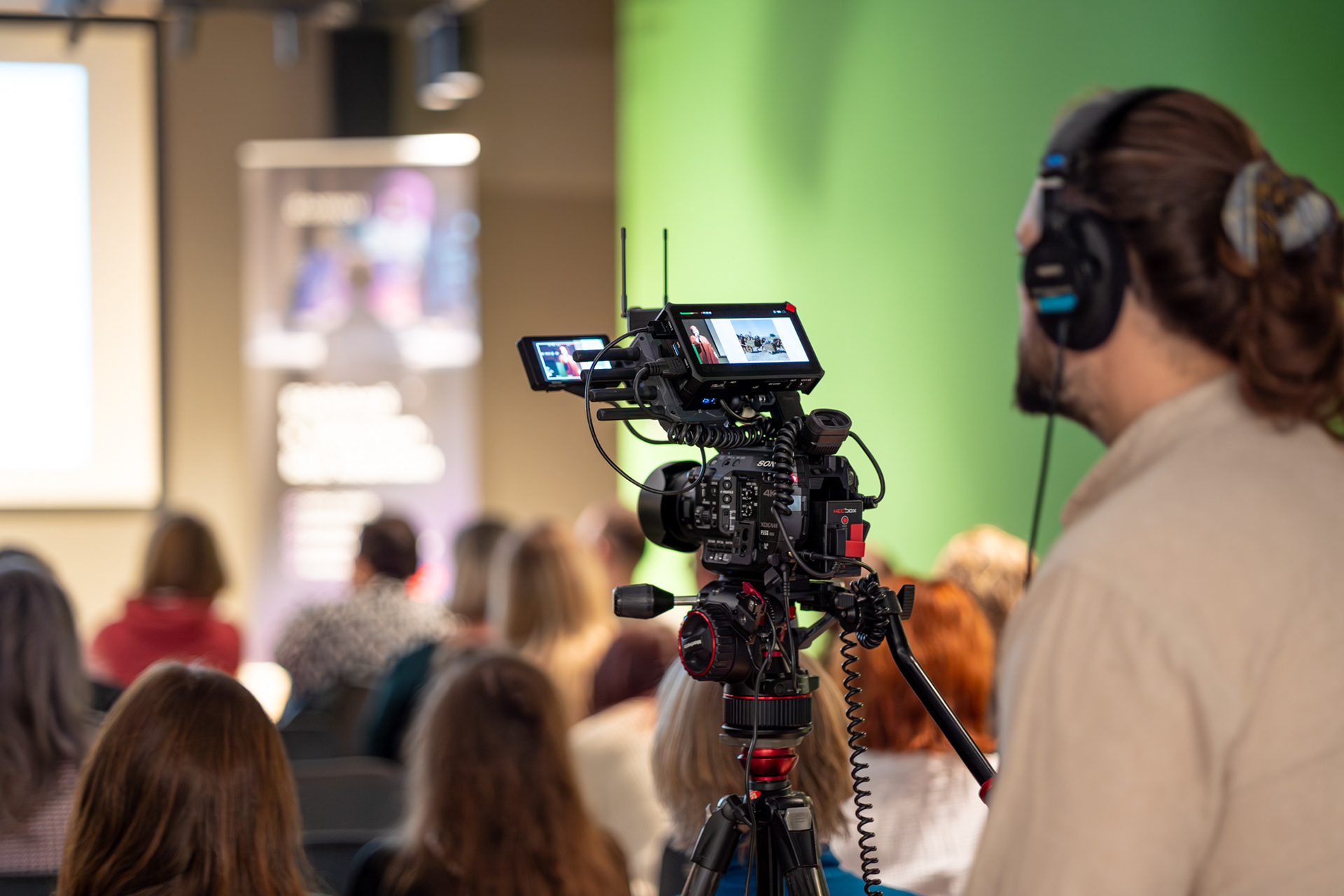 Veškerou nutnou techniku mám na kameře a tedy i po ruce. Nepotřebuje stůl, nebo další místo. Můj kamerový set je minimalistický..