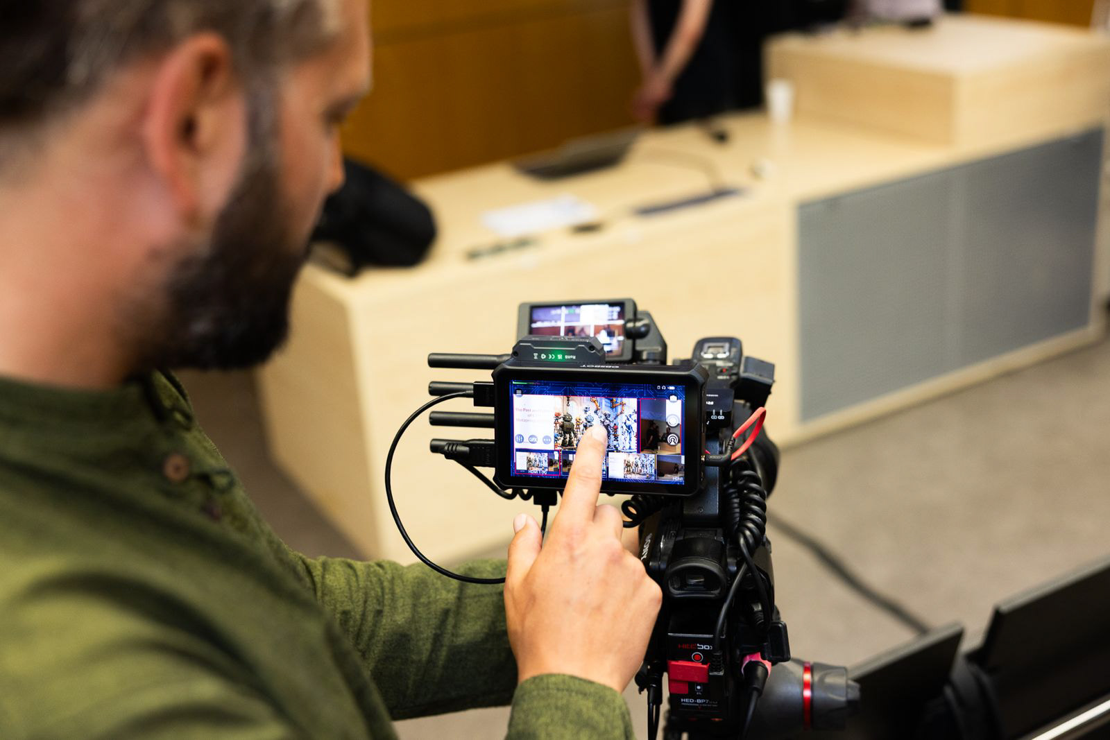 Do naší mobilní režie umíme poslat prezentaci z počítače a rovnou na místě vytvořit grafické rozhraní celého záznamu. Jednoduše, rychle, efektivně.