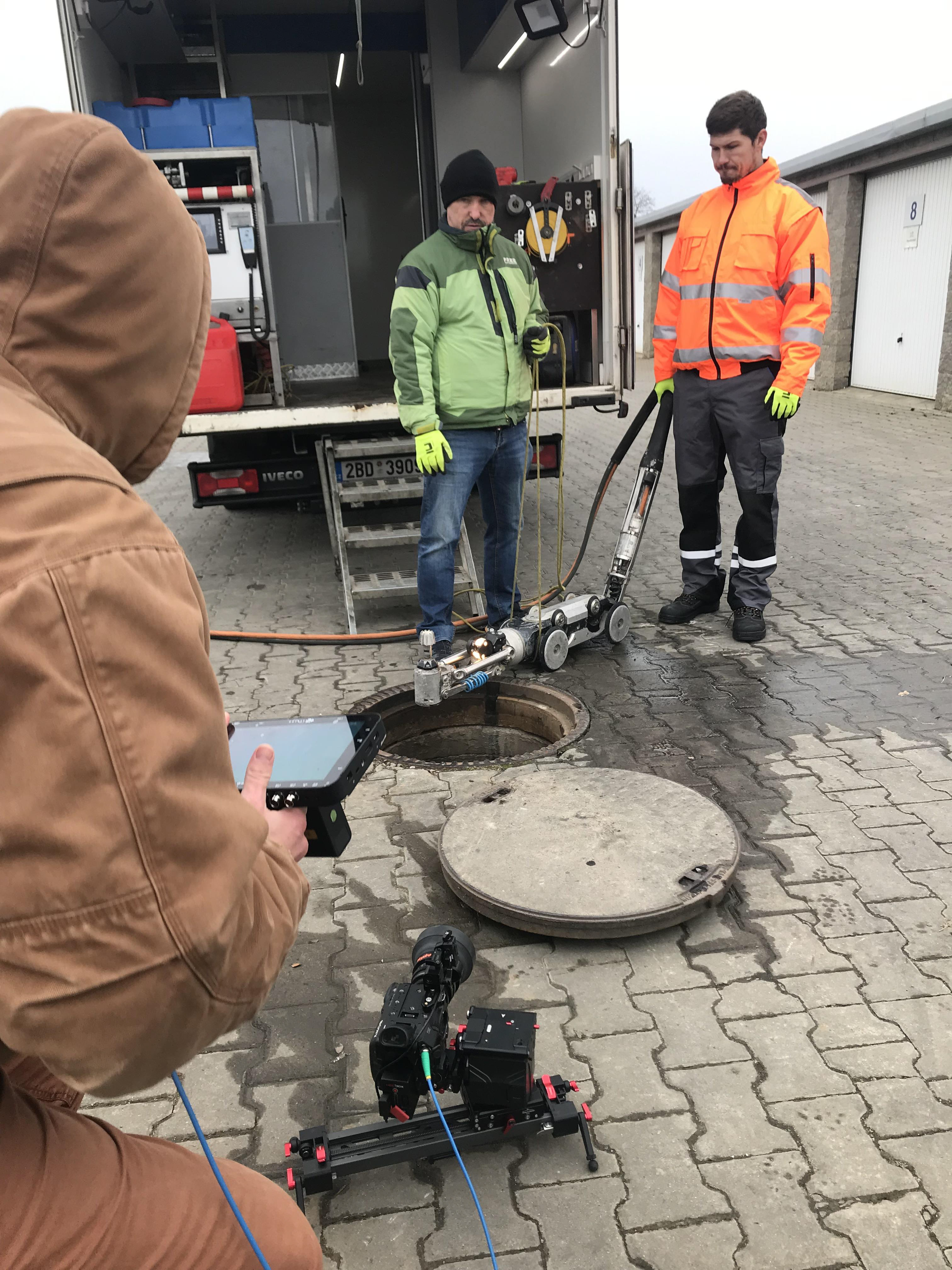 Kamerový pojezd (slider) dává záběrům pohyb a tak působí filmově.. Náš slider je motorizovaný, je tak možné rychle opak stejný pohyb bez zdržování a chyb.