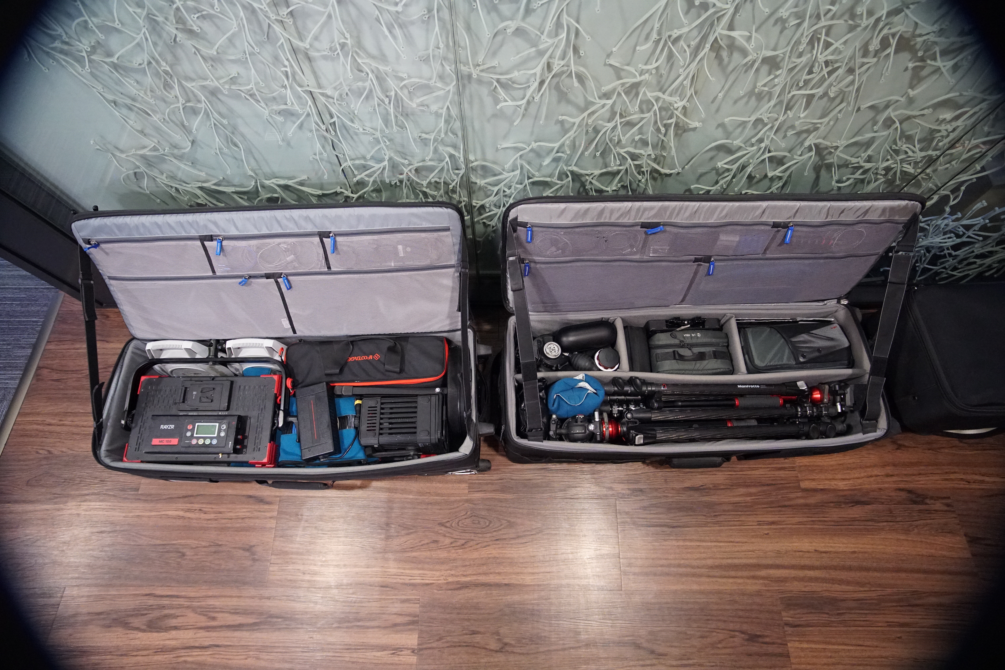 Technika je úhledně poskládaná v produkčních kufrech. Manipulace při transportu i na místě jde svižně. Žádný školní výlet... Na pořád v technice jsme hrdí.