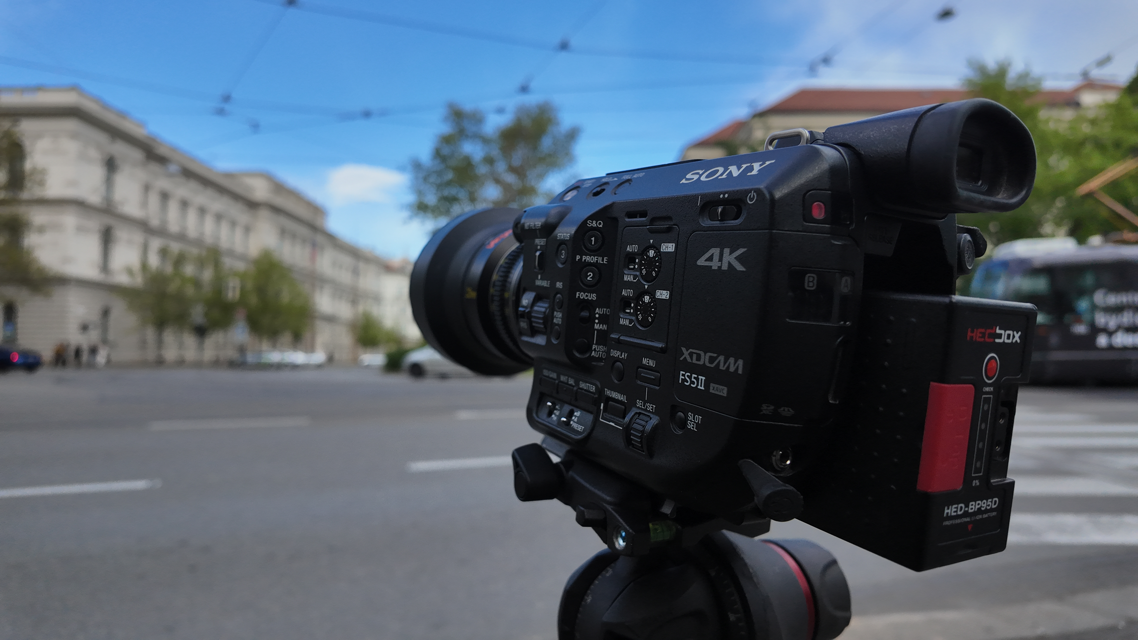 Úvodní záběr na budovu Ústavního soudu z rohu Lékařské fakulty a Červeného kostela.