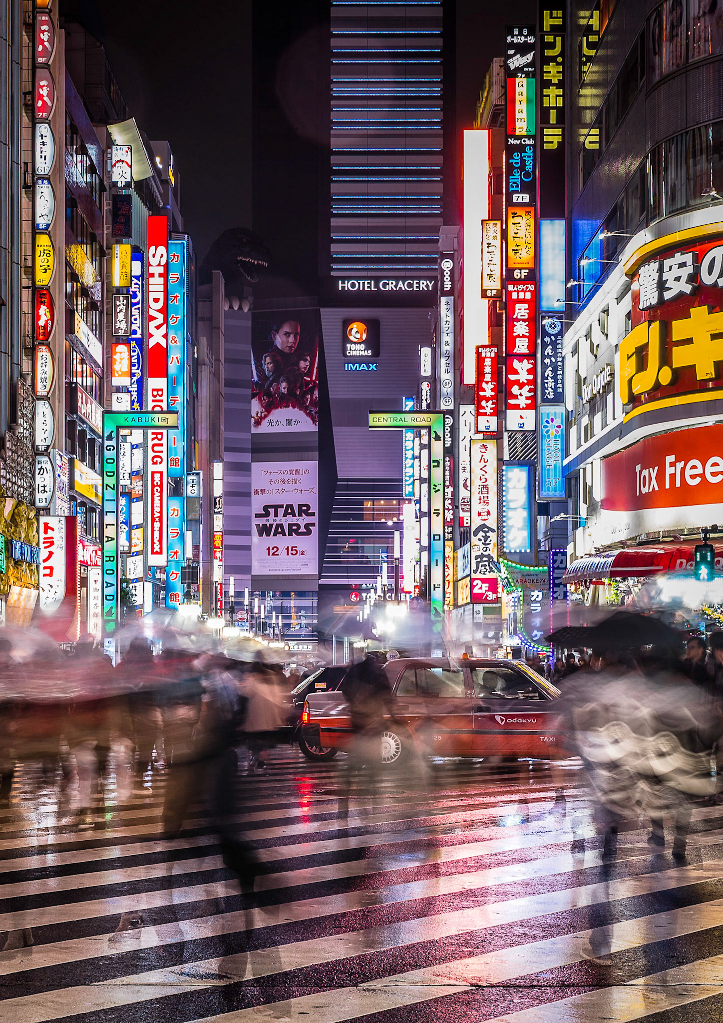 Crossing in the rain in Shinjuku